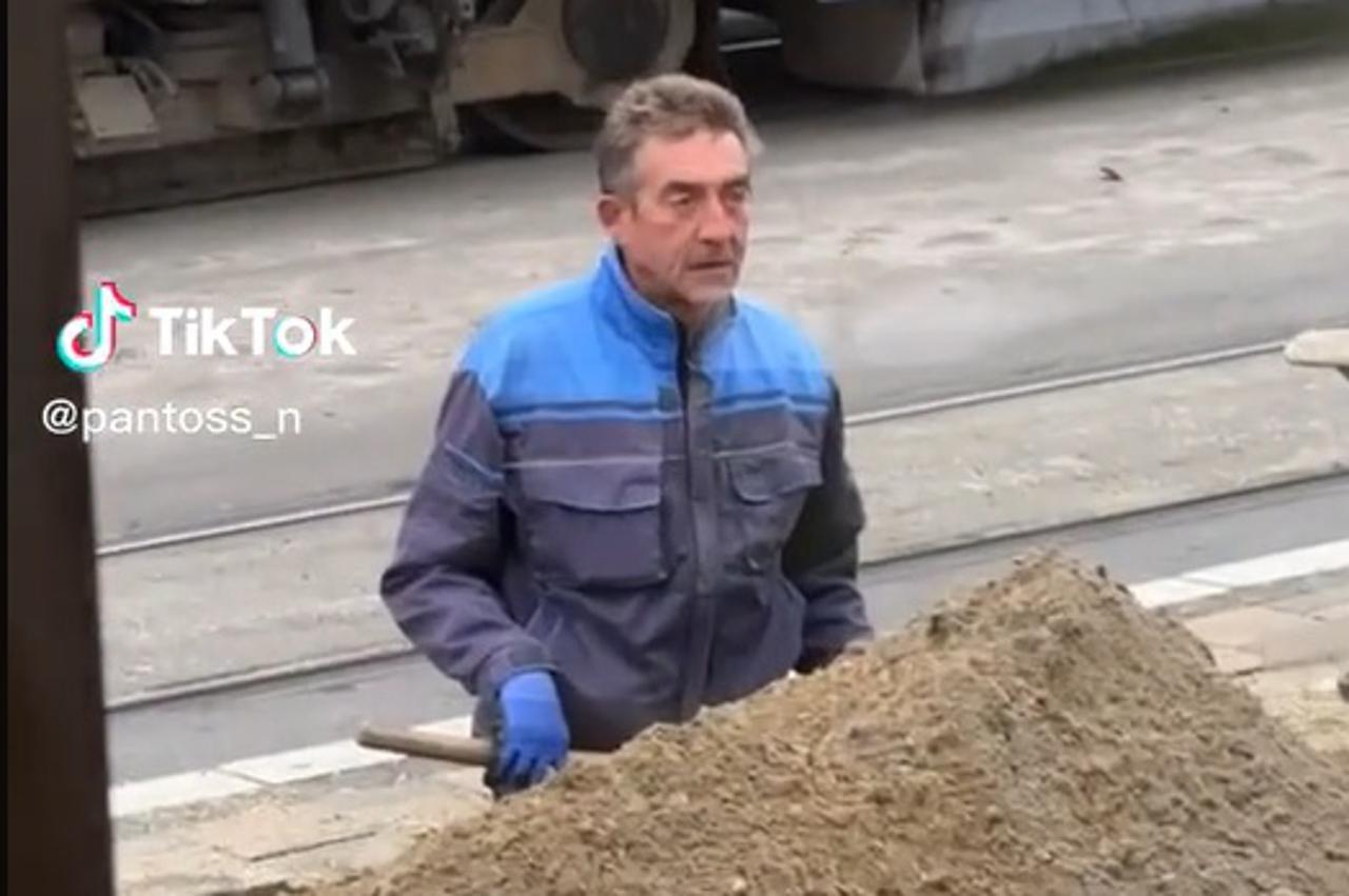 Čovjek u Srbiji iz kanala gleda utakmicu