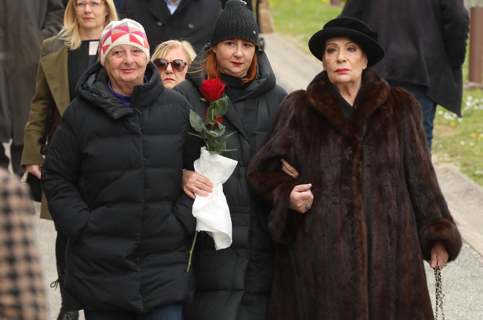 Atmosfera na Mirogoju bila je ispunjena tugom, ali i dubokim poštovanjem prema čovjeku koji je svojim djelima zadužio generacije. Među brojnim okupljenima koji su došli ispratiti maestra na posljednji počinak, našla su se mnoga poznata imena iz hrvatskog javnog i kulturnog života.