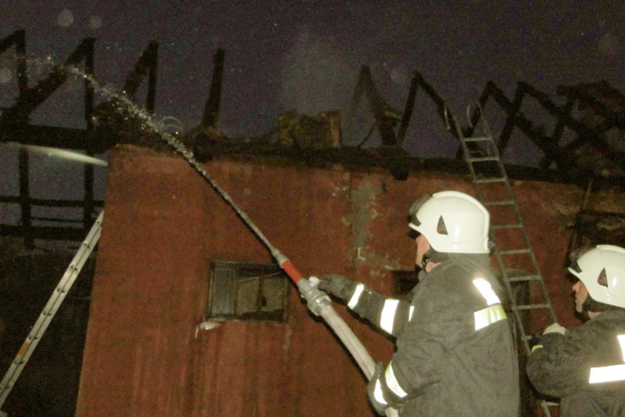 'bistrica - slatina  - 030411 - u obiteljskom dvoristu ZDRAVKA RUDNICKOG u selu Bistrica kod Slatine veceras oko 19,15 sati u pozaru izgorjeli stagalj, stala , poljoprivrdna oprema i sijeno u vrijedno