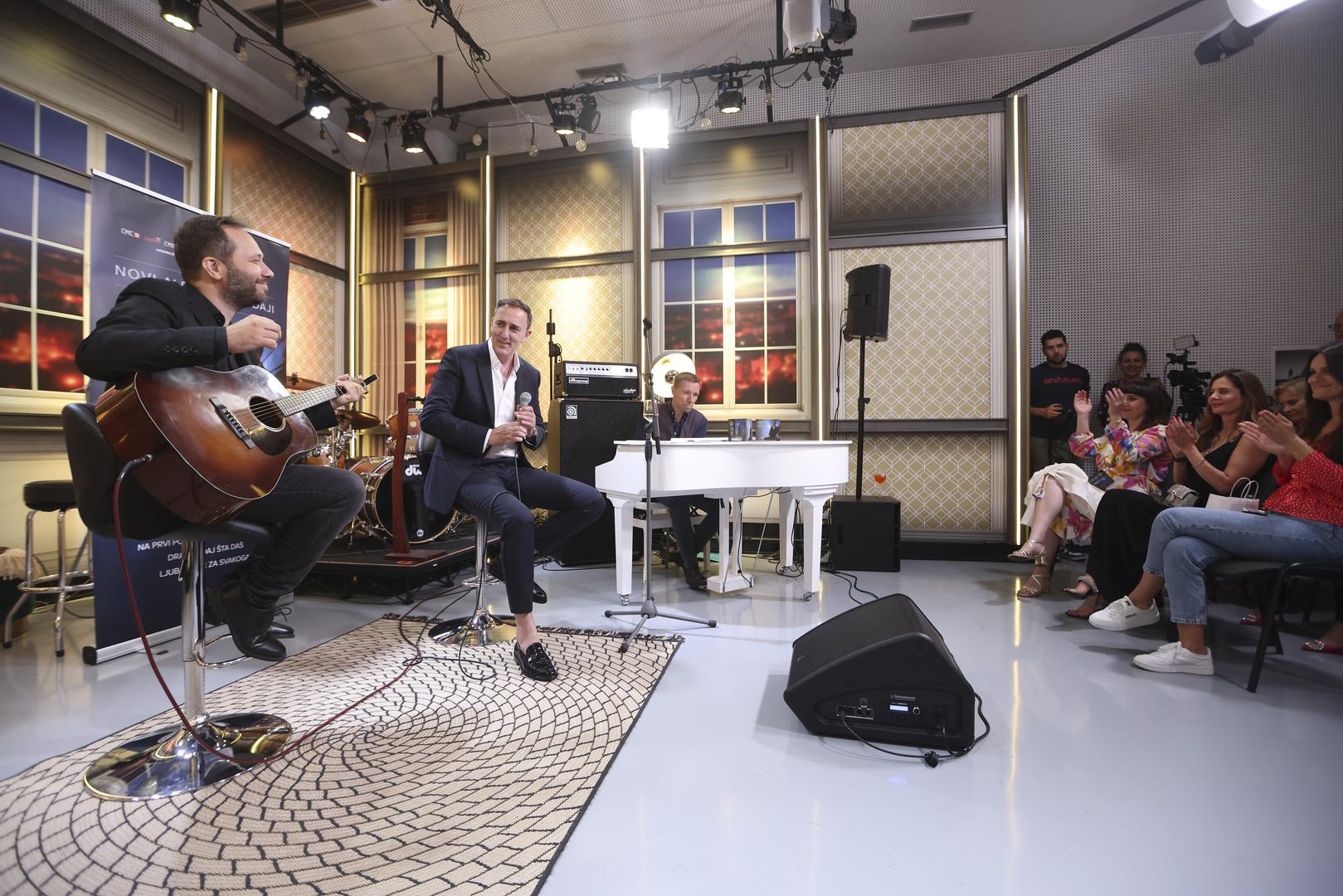 U pratnji klavijaturista Gorana Antovića i gitarista Uroša Teofilovića, Sergej je izveo nekoliko pjesma s novog albuma, a na pjesmi "Tko li te sad miluje" pozvao je gitaristu Miroslava Lesića.