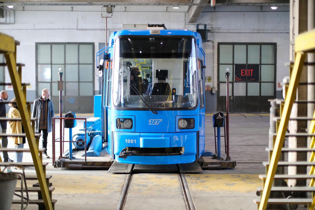 Zagreb: Prvi rabljeni tramvaj iz Njemačke stigao u garažu ZET-a