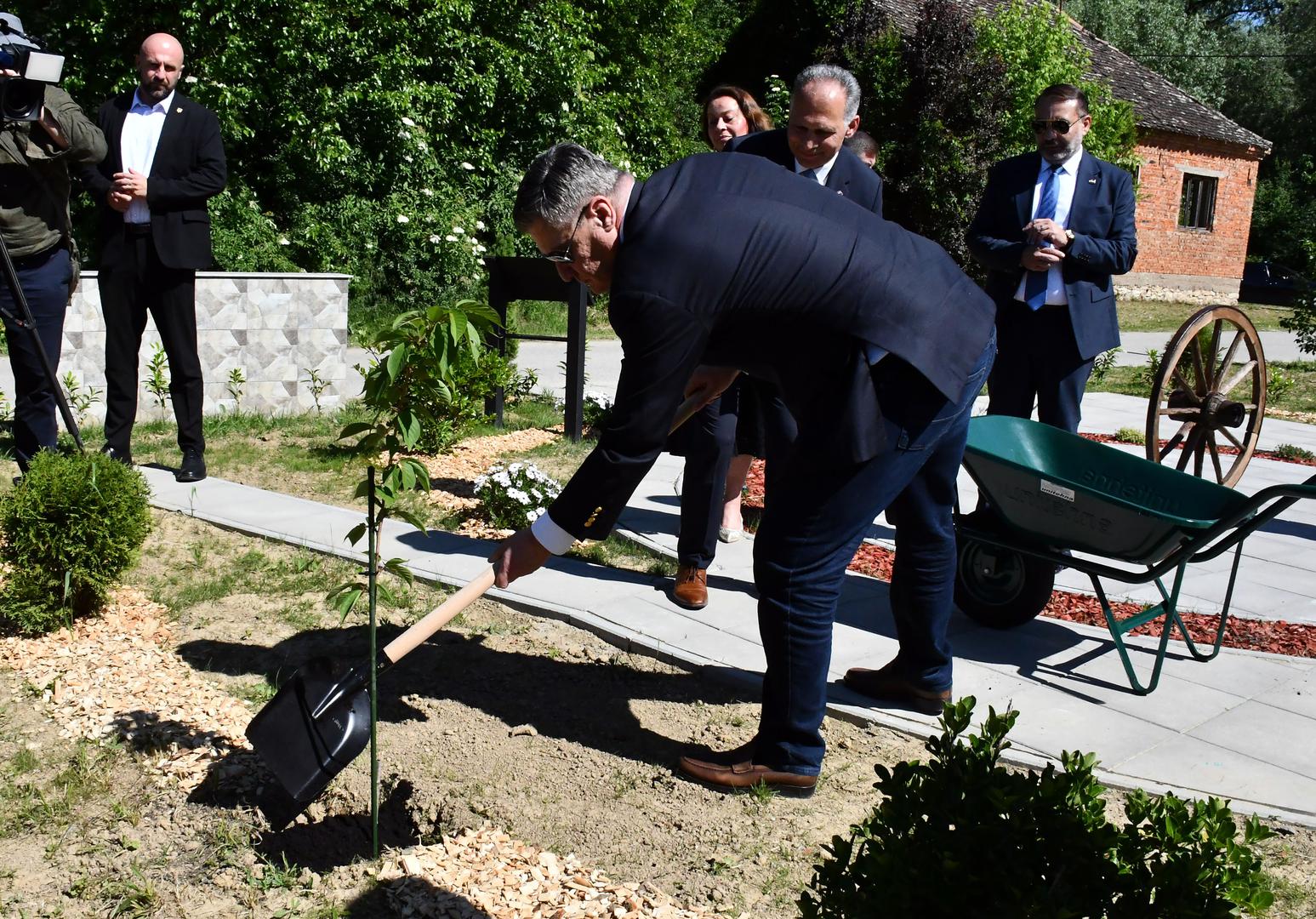 "Stablo mira u budućem Parku mira posadili su predsjednik Republike i ranije predsjednik Vlade, a romskoj zajednici to puno znači jer ono simbolizira pomirenje i sjećanje“, rekao je saborski zastupnik Veljko Kajtazi te najavio otvorenje Parka mira 2. kolovoza.