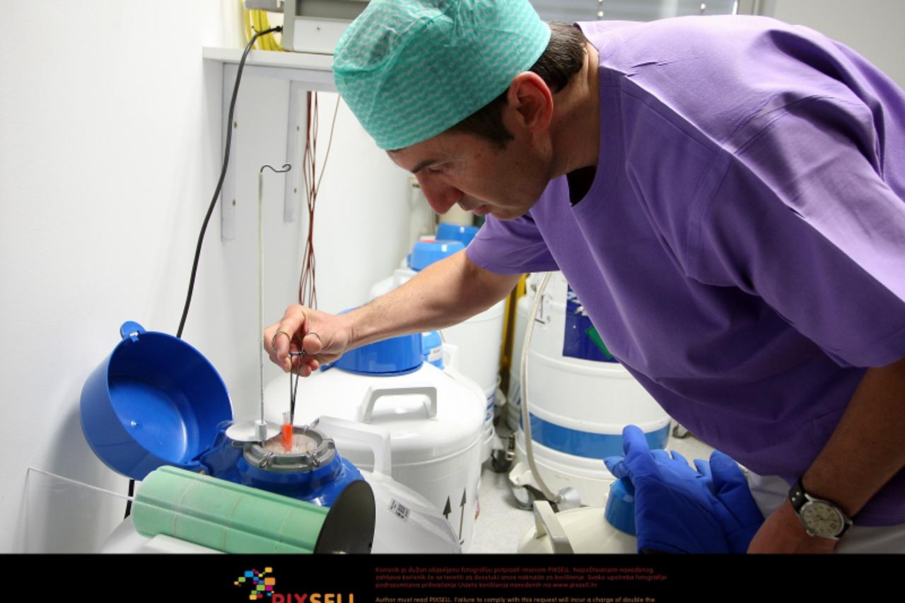 '29.03.2010., Maribor, Slovenija - Par radi loseg zakona o potpomognutoj oplodnji odlazi iz Hrvatske u Sloveniju na umjetnu oplodnju. Doktor u opcoj bolinici u Mariboru kaze da se sve vise i vise hrva