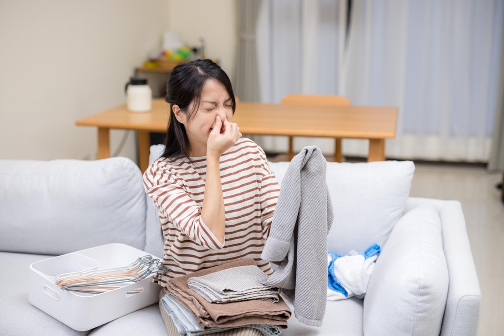 Mirisi se zadržavaju i teško izlaze: Ako vaš dom više ne miriše svježe ni nakon provjetravanja, to je jasan znak da dubinski slojevi prljavštine, poput onih u tepihu, zavjesama ili tapeciranom namještaju, upijaju i zadržavaju neugodne mirise.