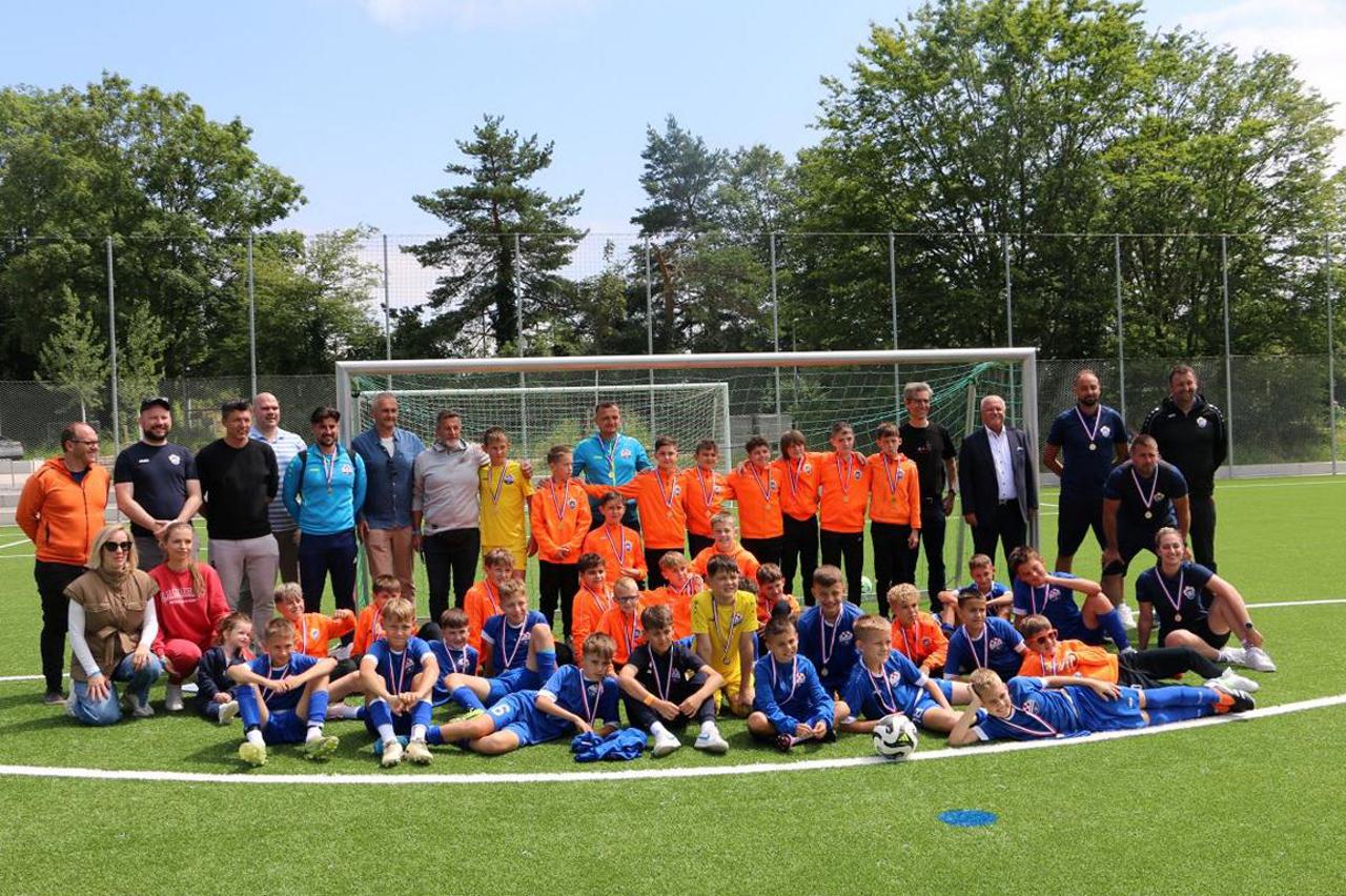 Zajednička fotografija U-12 igrača Varteksa i Slaven Belupa