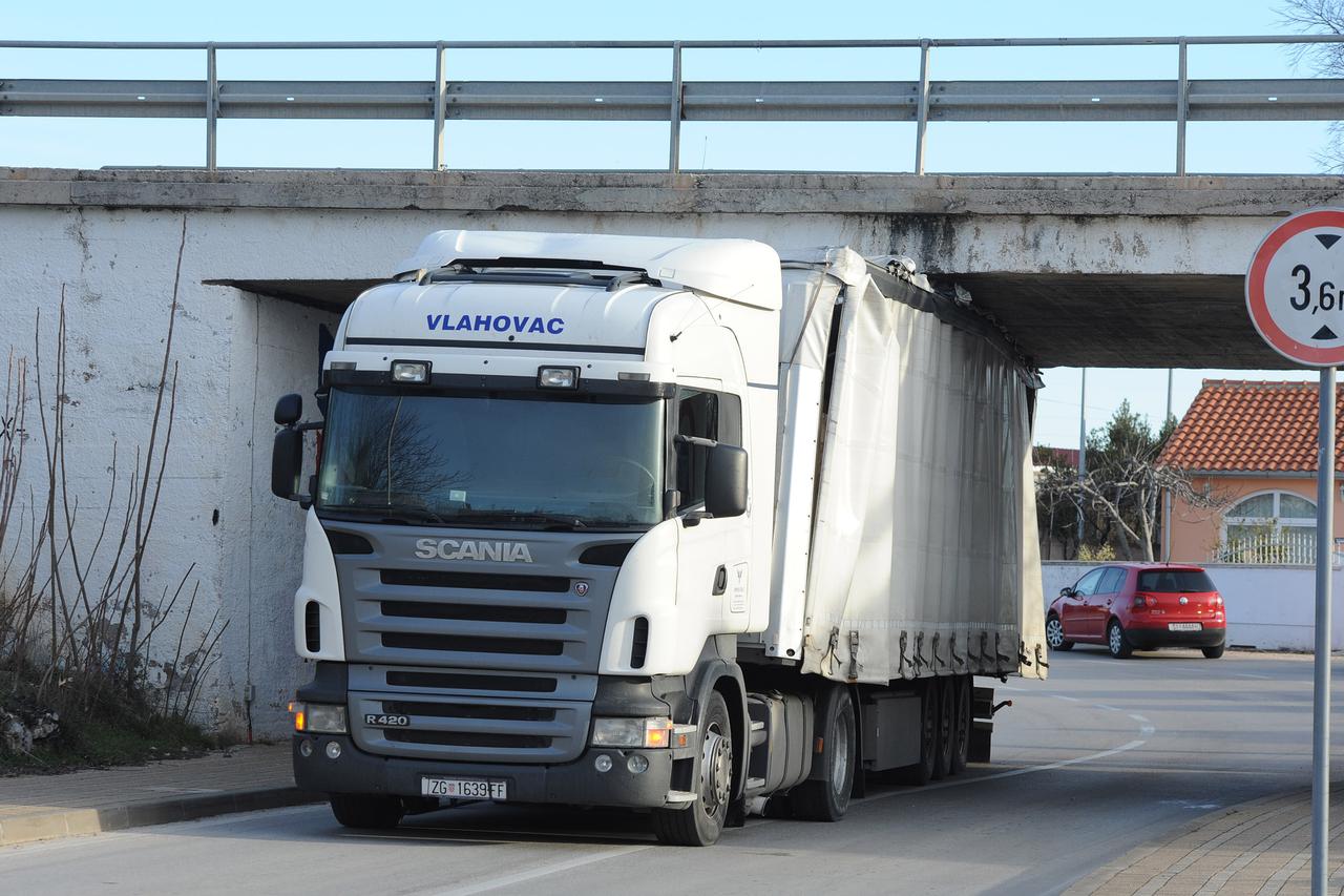 kamion zapeo za nadvožnjak