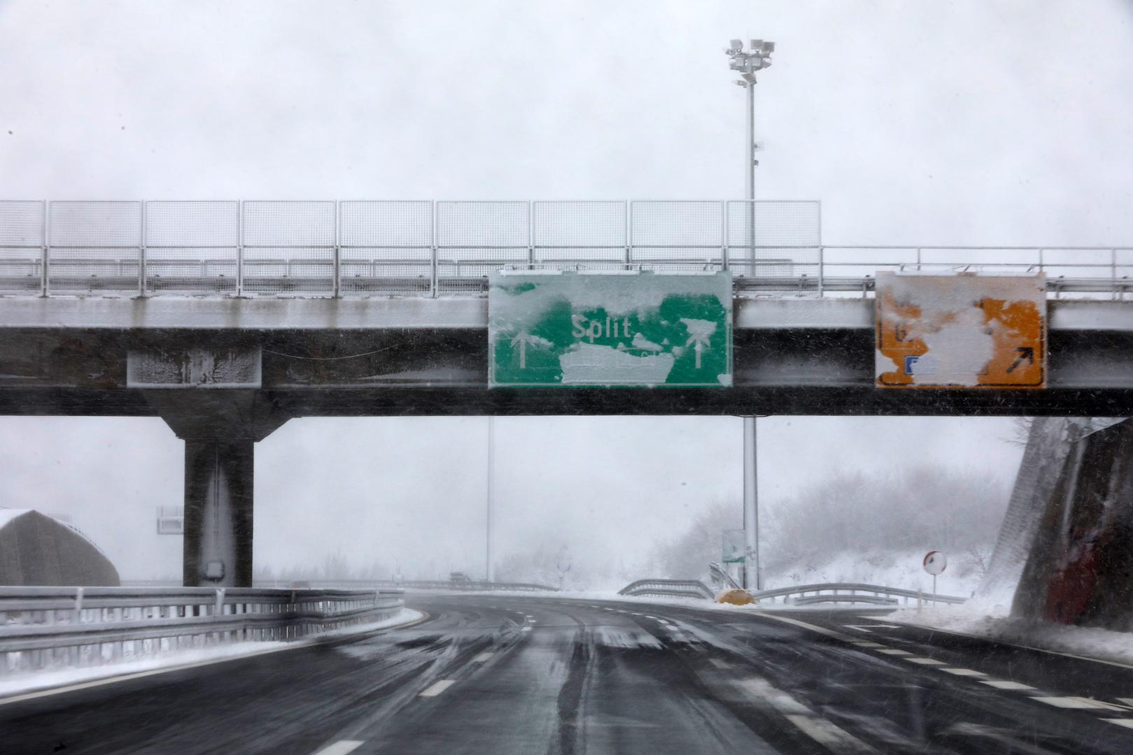 Zimski su uvjeti i na nizu drugih državnih, županijskih i lokalnih cesta na području Delnica, Čabra, Vrbovskog i Gornjeg Jelenja. 