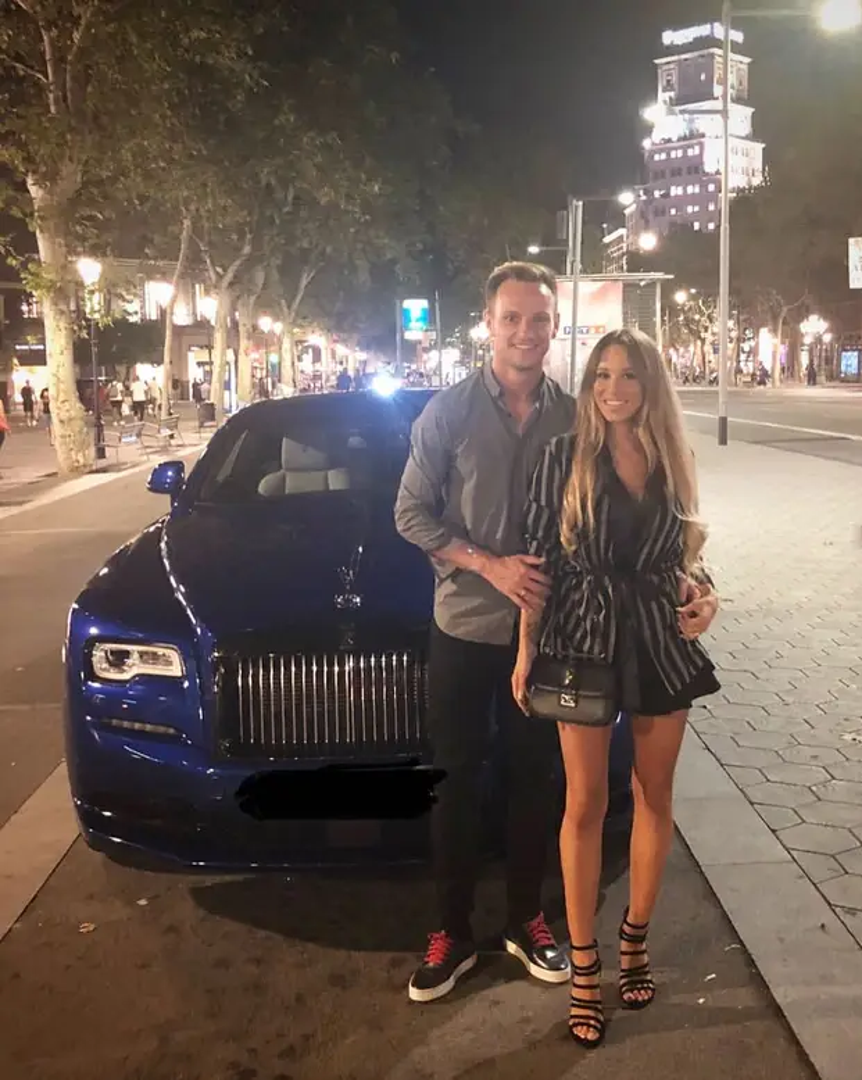 A u garaži ima i Rolls Royce Phantom. Početna cijena ove "zvijeri" kreće se od 260.000 eura. U Rakitićevoj garaži našlo se mjesta i za Mercedes Brabus G700 vrijedan više od 260.000 eura, sa 700 konjskih snaga, a za četiri sekunde postiže brzinu od 100 km/h. 