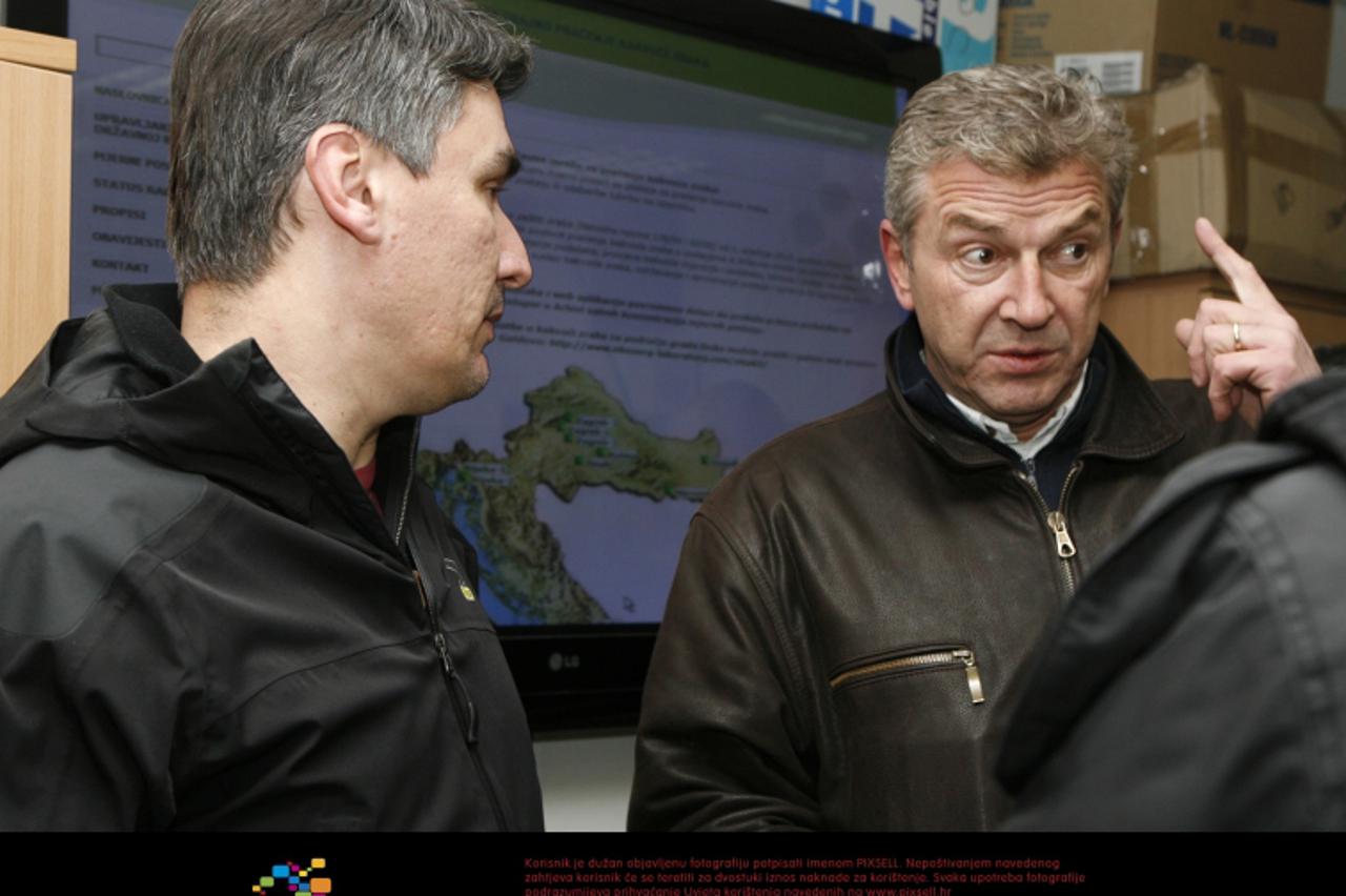 '05.02.2012.,  Zagreb - Premijer Zoran Milanovic posjetio je Drzavni centar 112 u drustvu ministra unutarnjih poslova Ranka Ostojica.  Photo: Martina Popovcic/PIXSELL'