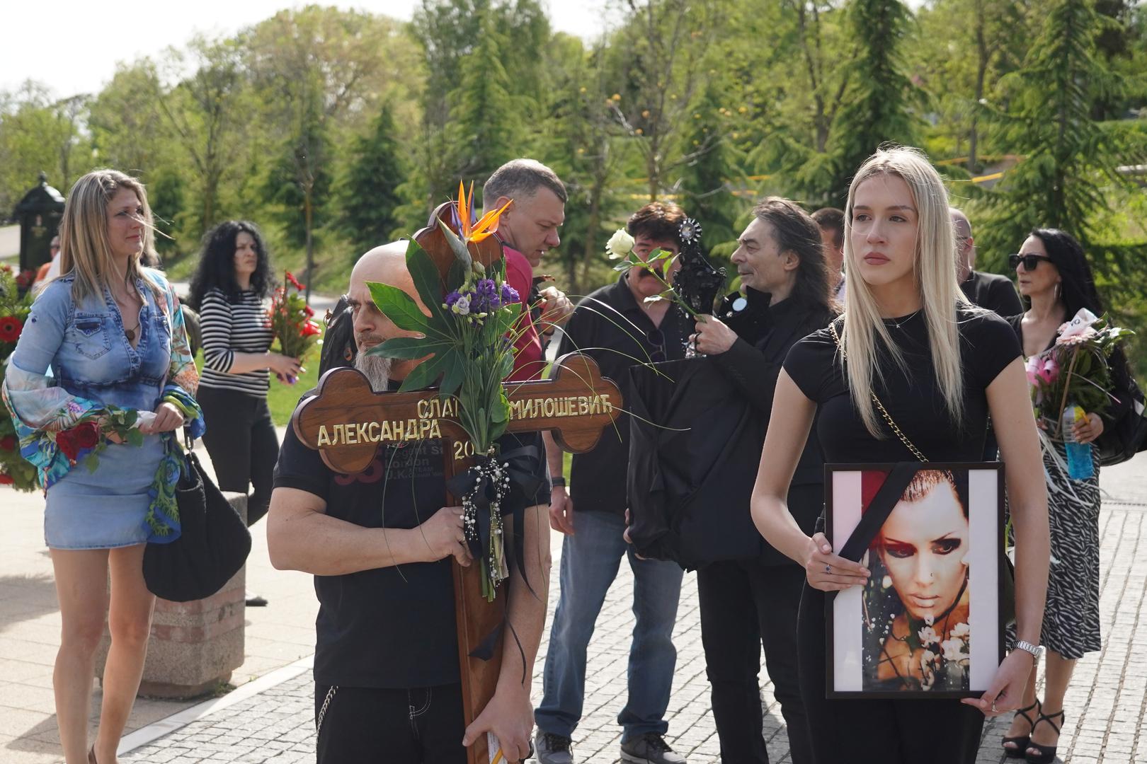 Tijekom sahrane mogla se čuti melodija pjesme "Princeza", zajedničkog hita Topića i Milošević.