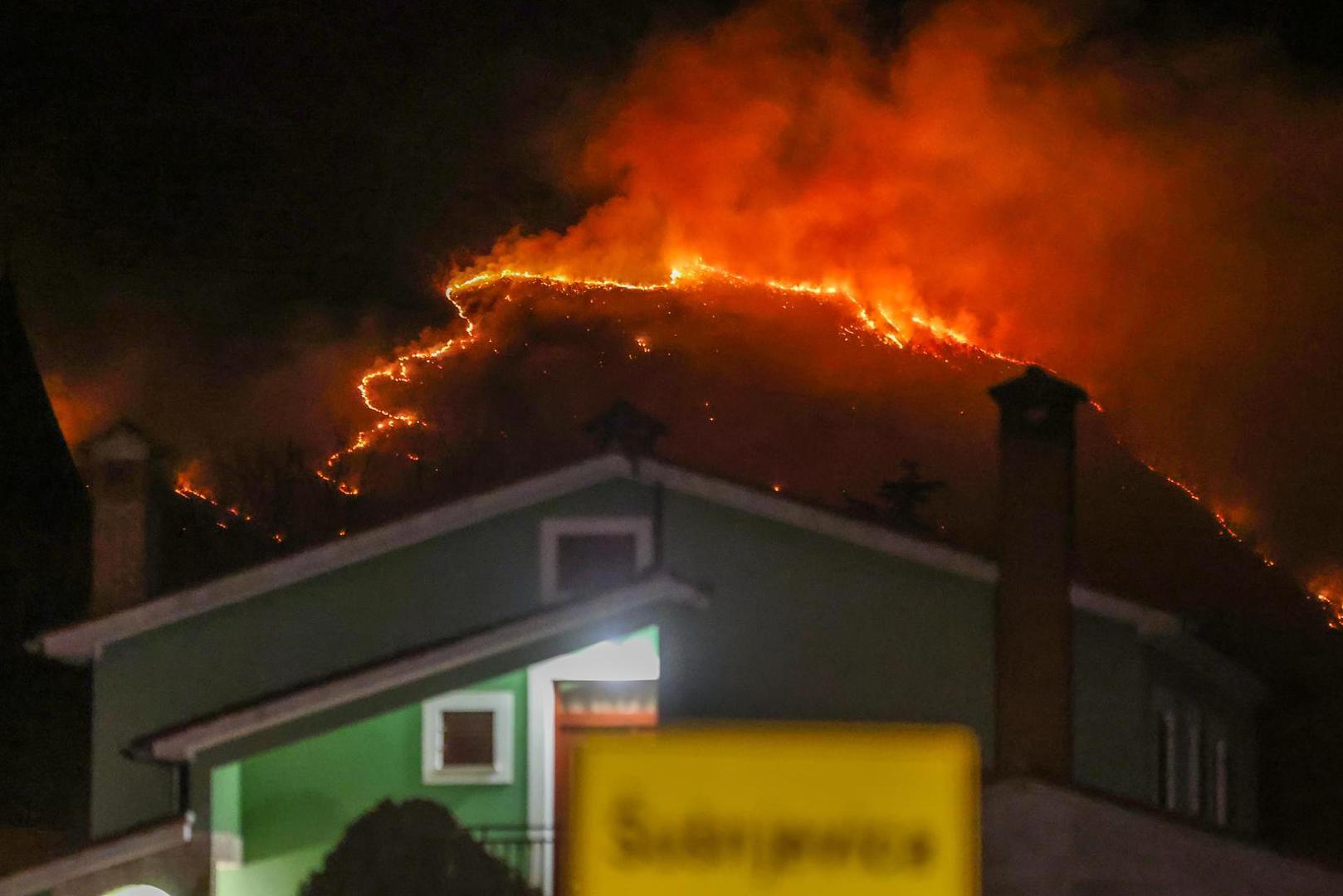 05.02.2025., Susnjevica- Danas oko 15 sati izbio je požar podno Učke, na području Kožljaka, točnije Jasenovika. Gori trava i nisko raslinje, a tamošnje kuće nisu ugrožene. Na terenu je 50 vatrogasaca s 15 vozila.  Photo: Srecko Niketic/PIXSELL