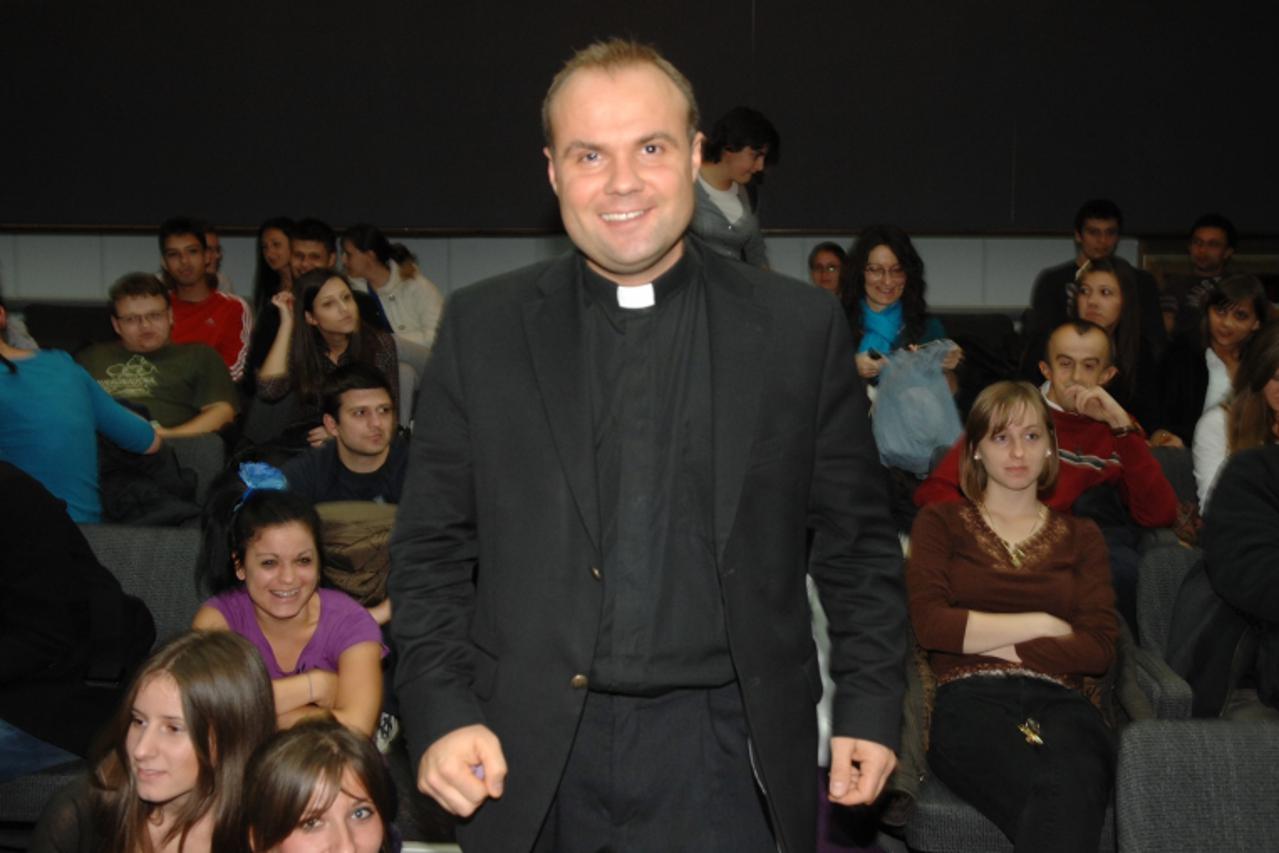 \'23.11.2010. Zagreb -svecenik Damir Stojic prije pocetka sata vjeronauka druzi se sa studentima u Studentskom domu Stjepan Radic  Photo: Davor Visnjic/PIXSELL\'