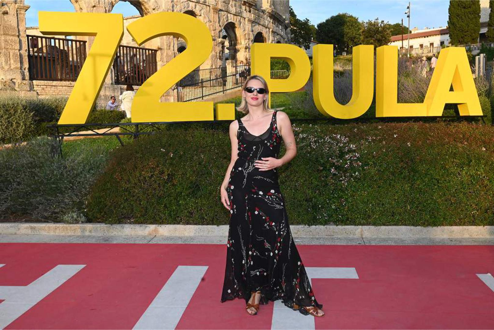 Mlada glumica Romina Tonković blistala je u crnoj haljini cvjetnog uzorka, a za klasičnu eleganciju u maniri „Zlatnog doba Hollywooda“ odlučila se i glumica Dijana Vidušin, koja je vodila ceremoniju otvaranja festivala. (Romina Tonković)