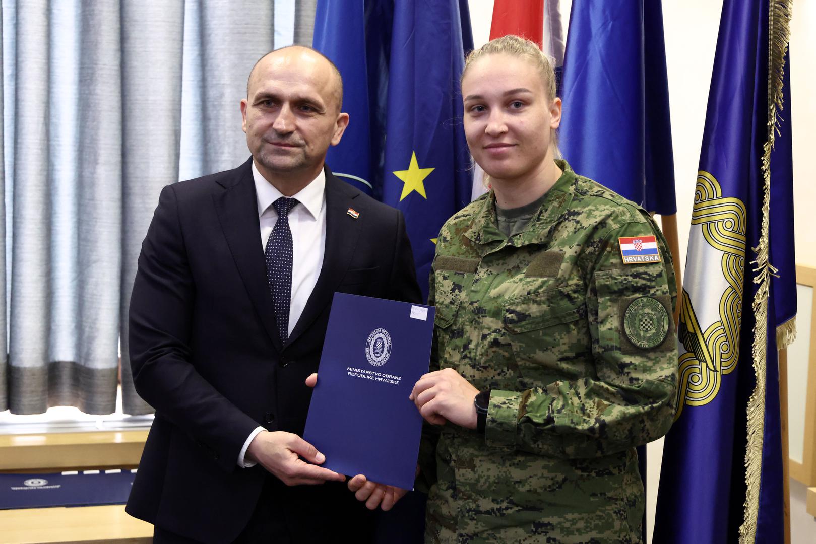 Trenutačno je na temeljnom vojnom osposobljavanju pet vrhunskih sportaša: Jana Koščak, Mia Wild, Helena Vuković, Filip Zeljko i Frane Tomislav Kojić s kojima će po završetku TVO-a Ministarstvo obrane RH sklopiti ugovore o službi u ugovornoj pričuvi vrhunskog sportaša.