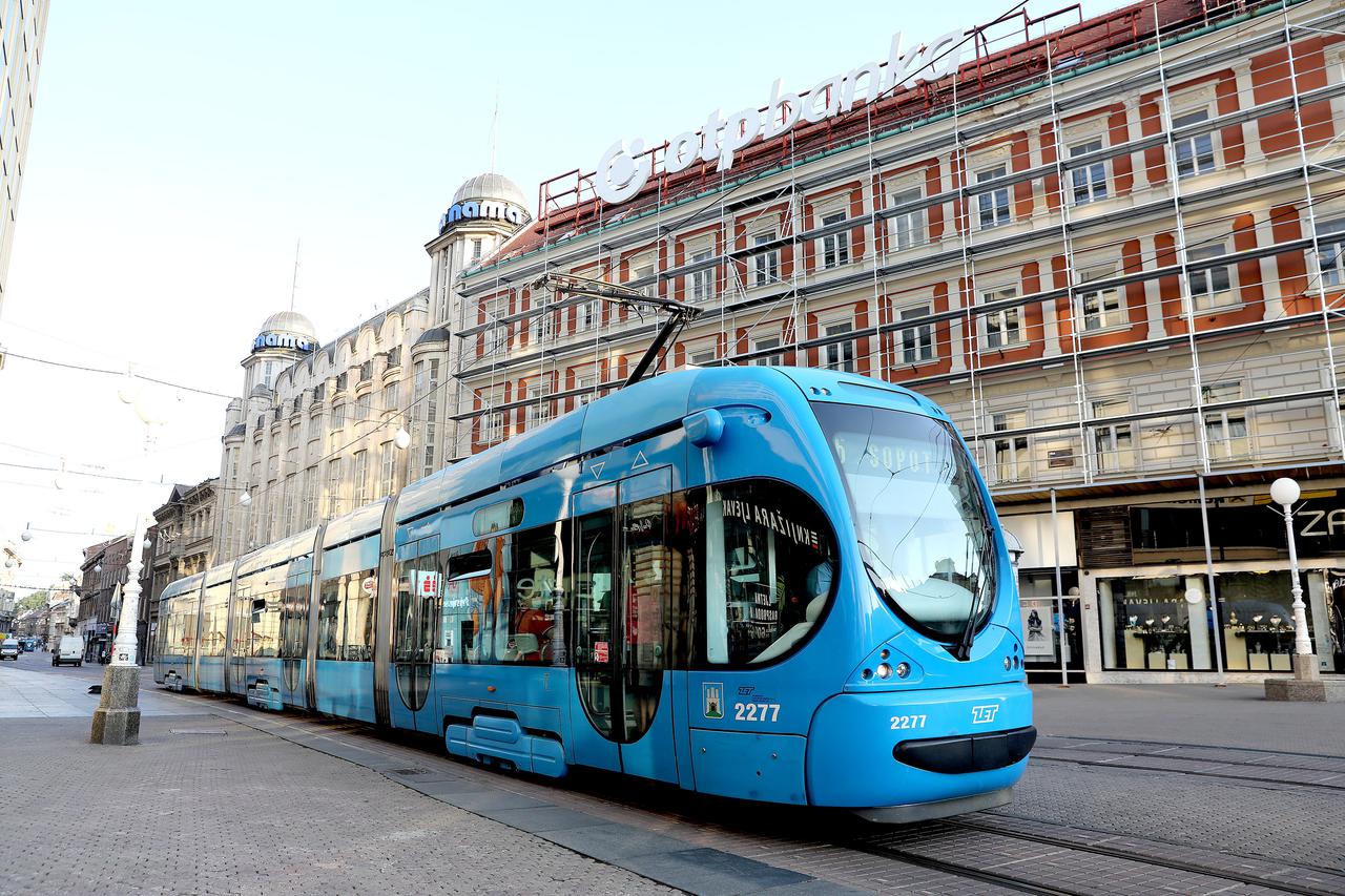 Zagreb: Prvi puta nakon prekida prometa zbog pandemije i potresa tramvaji voze centrom grada