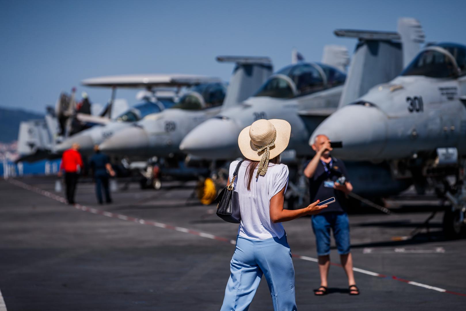 26.06.2023.,Split - Ponos americke mornarice, najmoderniji nosac zrakoplova na nuklearni pogon "USS Gerald R. Ford" uplovio je jutros u Split.Golemi brod, koji privlaci poglede Splicana i turista, najveci je ratni brod u povijesti. Dugacak je više od 330, a visok 76 metara, poput solidnog nebodera, s 25 paluba. Gradnja je stajala 12,8 milijardi dolara, a jos je 4,7 milijardi utroseno za istrazivanje i razvoj. Moze nositi 75 zrakoplova. Posadu, ukljucujuci zrakoplovno osoblje, cini 4500 ljudi. Photo: Zvonimir Barisin/PIXSELL