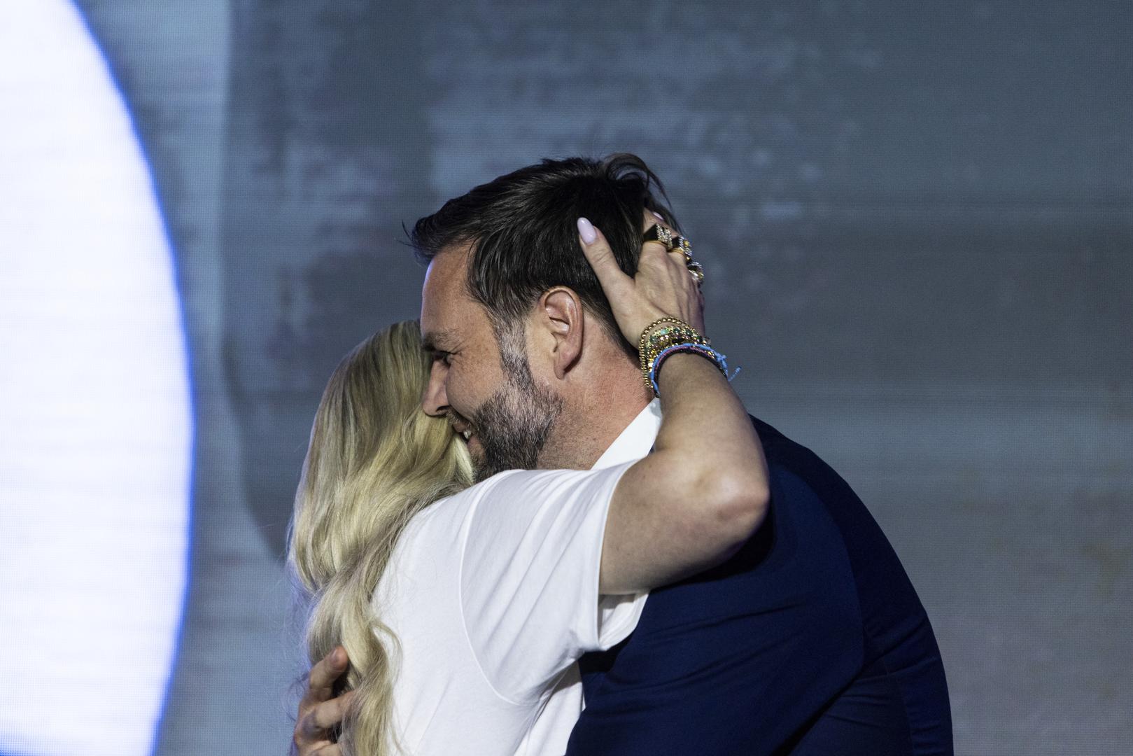 Erika je, samo nekoliko tjedana nakon suprugove smrti, hrabro stala na pozornicu pred tisućama mladih ljudi zajedno s američkim potpredsjednikom J.D. Vanceom. Tijekom govora dogodio se emotivan trenutak kada su se Vance i Erika zagrlili – prizor koji je ubrzo postao viralan na društvenim mrežama.