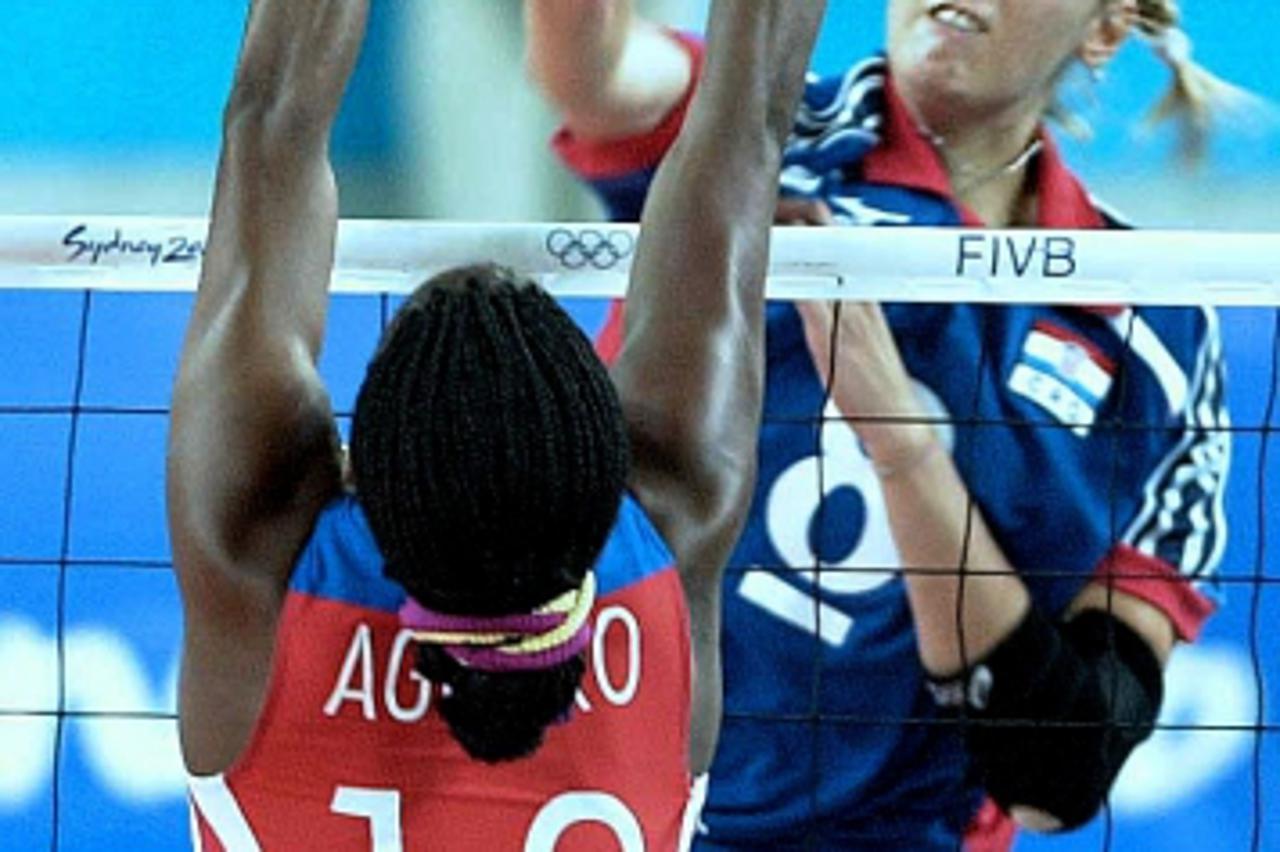 \'za sport.......26.9.00......OI   Sydney. hrvatska - odbojka ...  barbara jelic i aguero snimio sinisa hancic\'