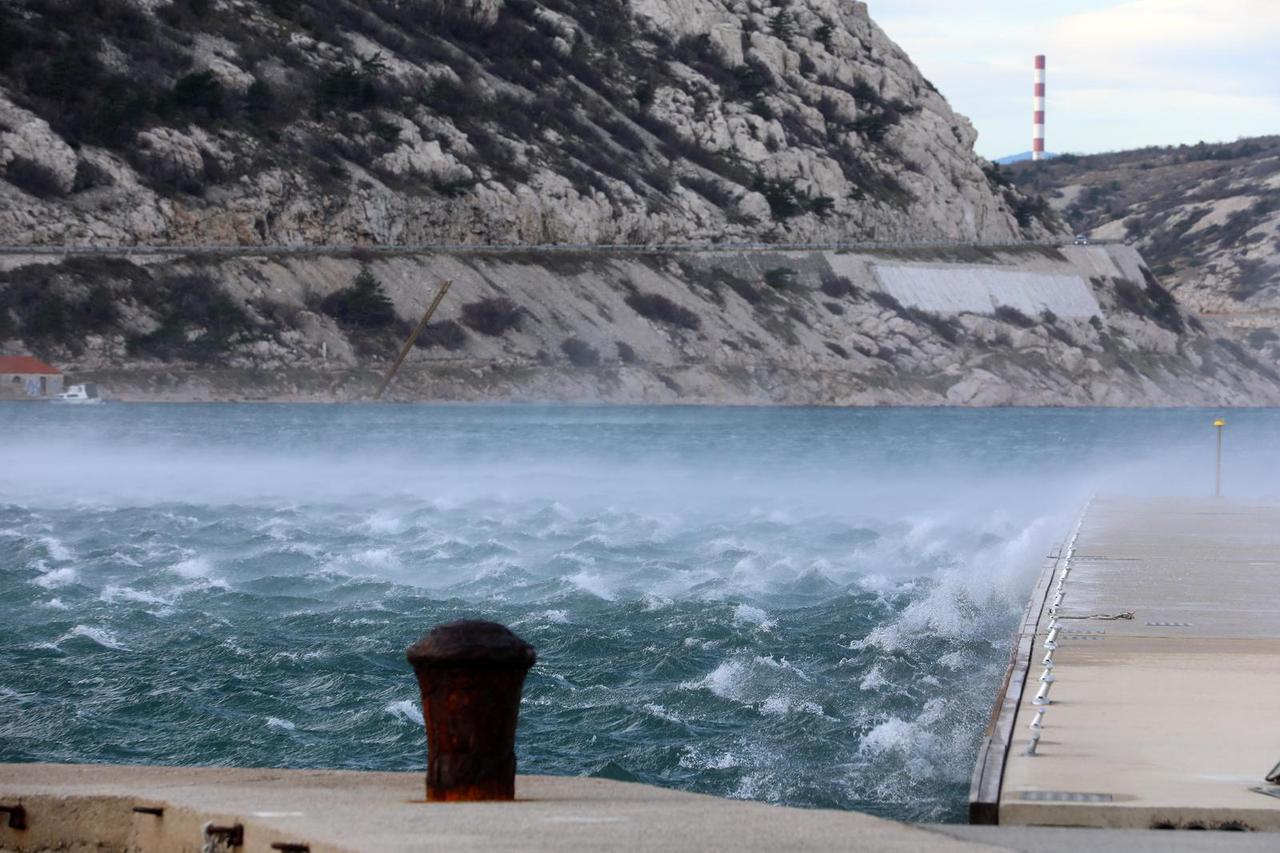 Kraljevica: Jaka bura otežava promet