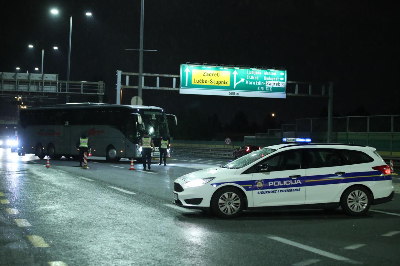Zatvorena autocesta Zagreb - Karlovac u oba smjera, navijači se potukli s policijom