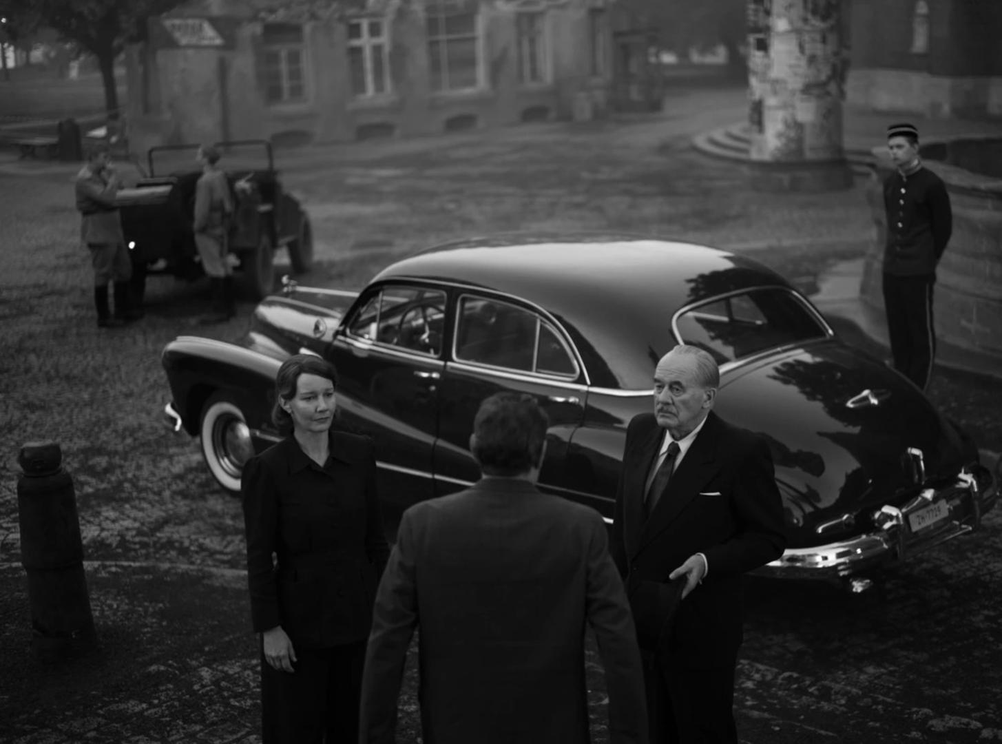 FATHERLAND je intimna, vizualno raskošna crno-bijela elegija o odnosu Thomasa Manna i njegove kćeri Erike tijekom putovanja kroz razorenu poslijeratnu Njemačku na početku hladnog rata. Film koji je u Cannesu izazvao snažan kritički odjek opisan je kao emocionalno precizno i formalno virtuozno ostvarenje . U Cannesu je Pawlikowskom donio nagradu za najbolju režiju