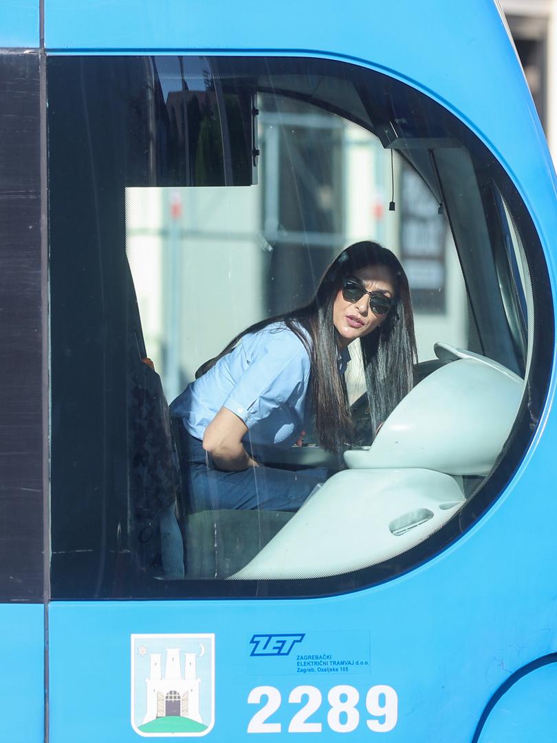 Za upravljačem zagrebačkih tramvaja sve je više žena koje svakodnevno prevoze tisuće putnika kroz gradske ulice.
