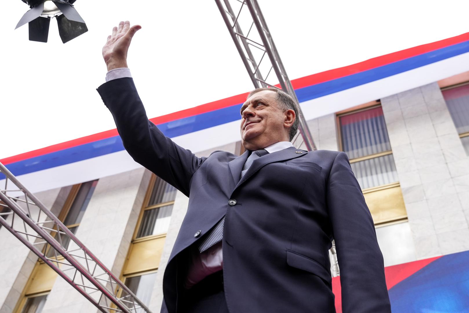  Schmidt je taj zakon poništio, no Dodik ga je ipak potpisao, a Lukić objavio, što je međunarodni visoki predstavnik okarakterizirao kao kazneno djelo.