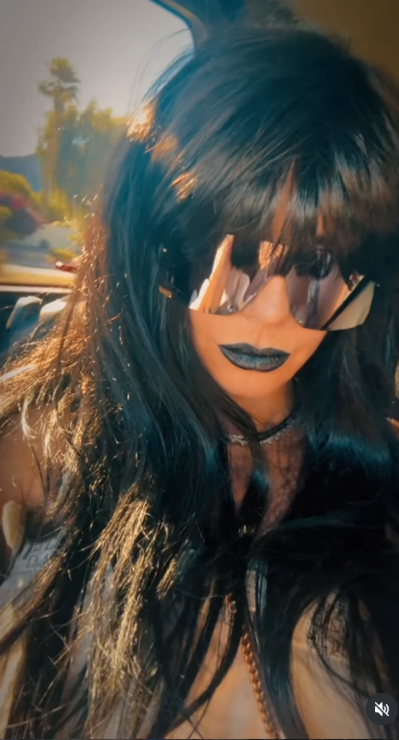  Poznata 52-godišnja manekenka u subotu je u kalifornijskoj pustinji bila gotovo neprepoznatljiva, sakrivši svoju plavu kosu ispod crne perike. 