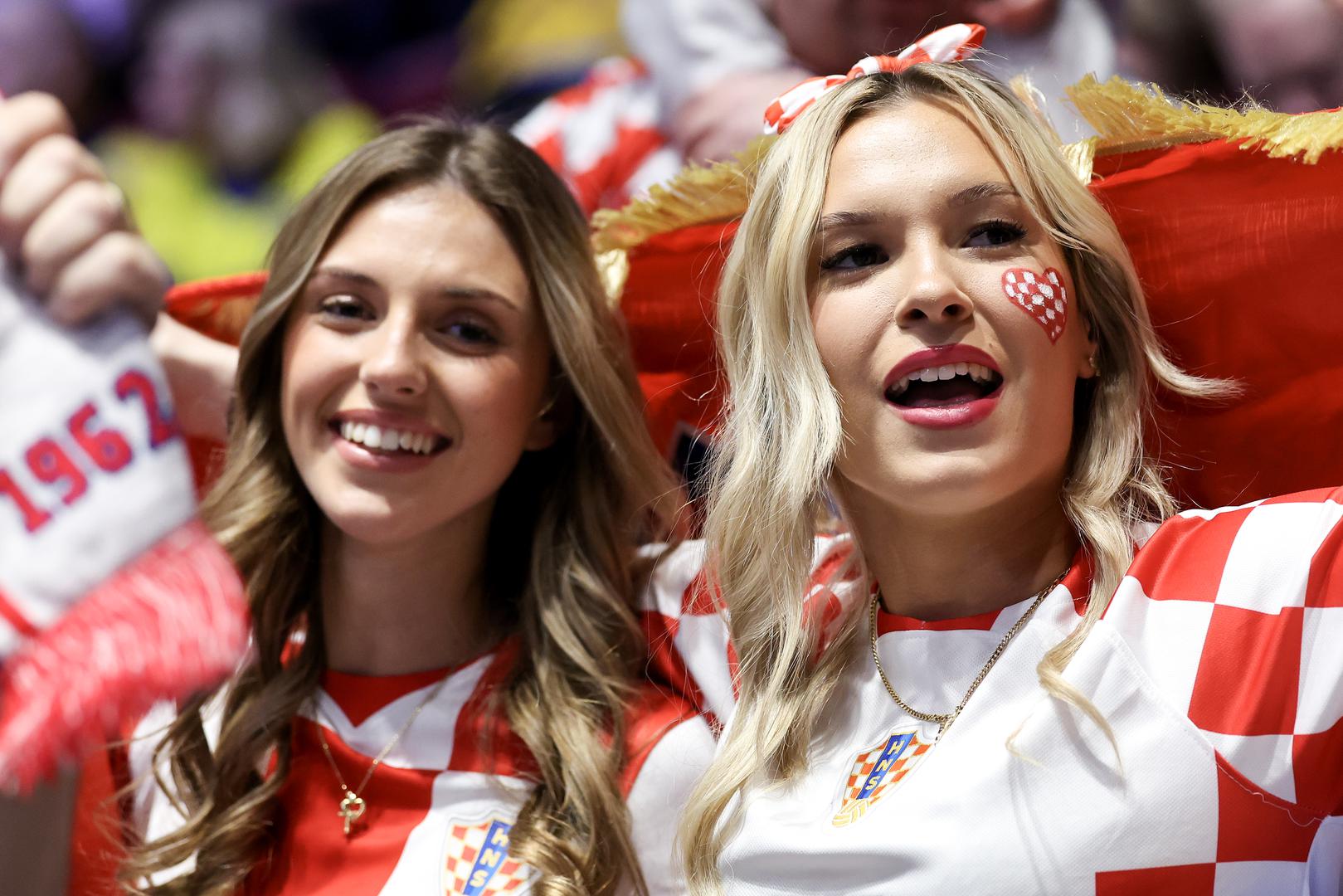 No naši rukometaši rekli su kako ih nije briga s kim će igrati u polufinalu, a svoju veliku pobjedu proslavili su u društvu navijača i svojih omiljenih navijača.