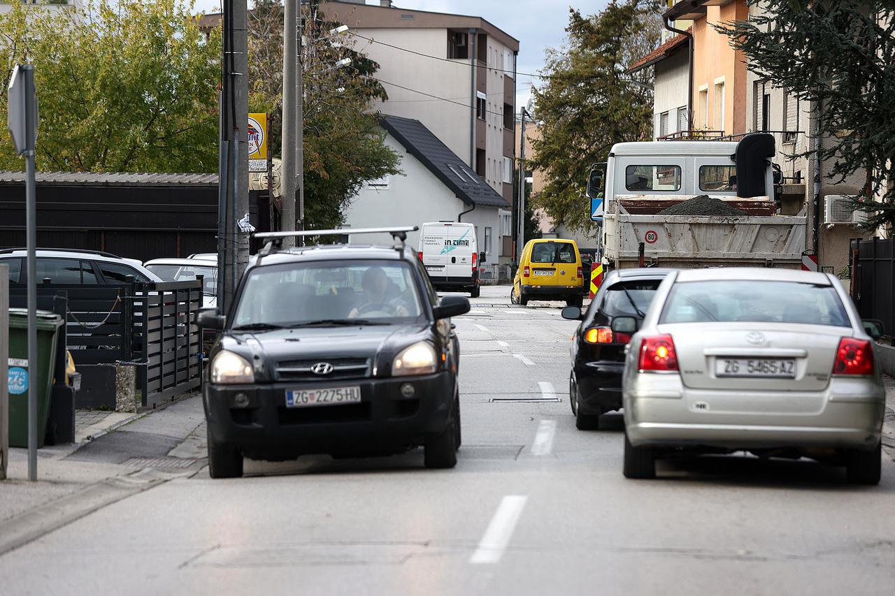 Zagreb: U Aninoj ulici puno je prometnih problema