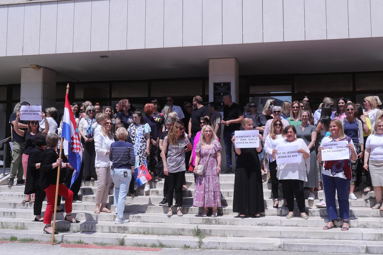 Djelatnici izišli s transparentima ispred zgrade splitskog  Županijskog suda