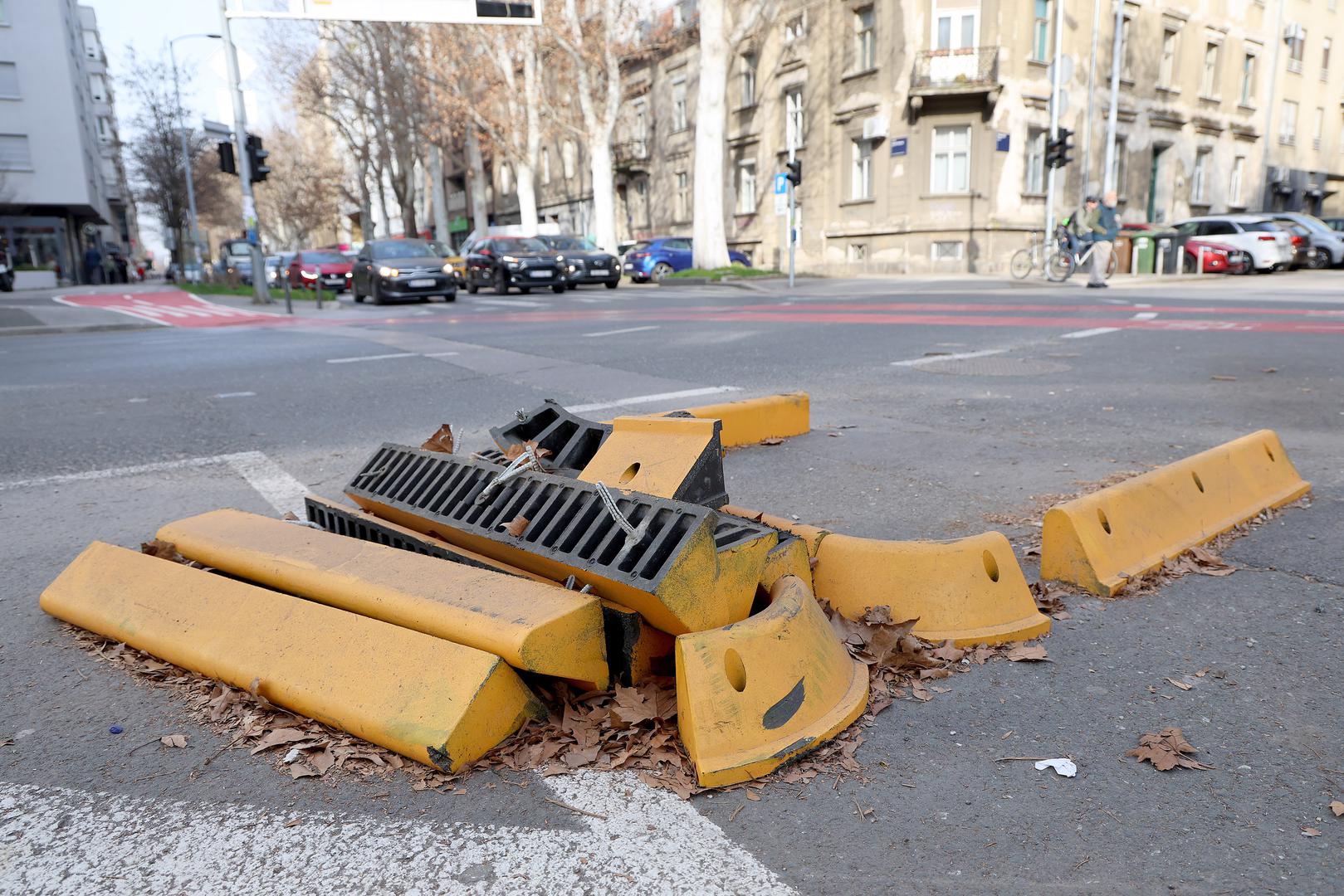 Na križanju Slovenske ulice i Ulice grada Mainza već mjesecima stoje oštećene zaštitne barijere postavljene kako bi se spriječilo nepropisno parkiranje i zaštitili biciklisti na novouređenoj biciklističkoj stazi.