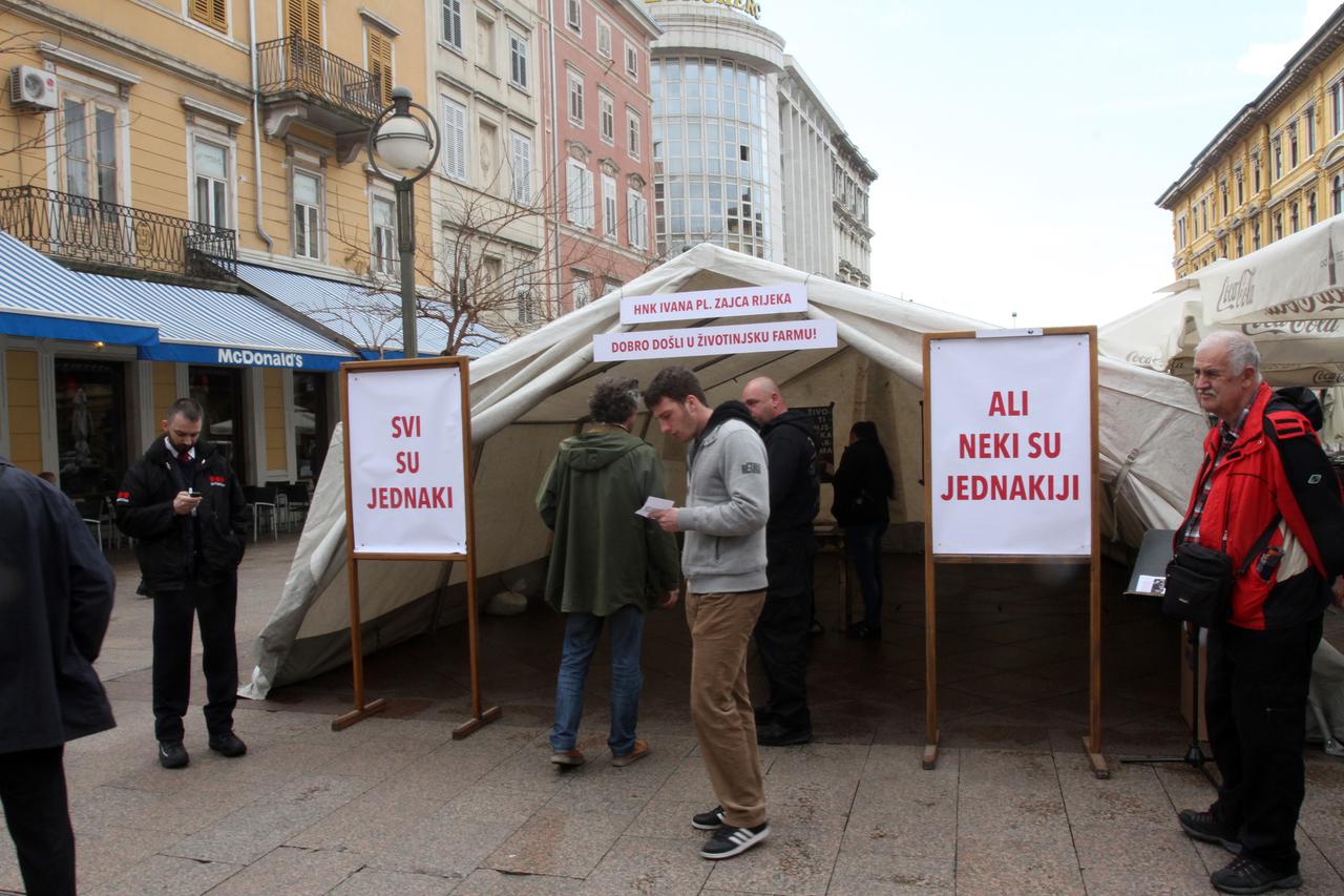 26.03.2015., Rijeka - Sator na Korzu sa porukama, instalacija kojom se najavljuje predstava Zivotinjska farma u HNK Ivana pl Zajca.  Photo: Goran Kovacic/PIXSELL