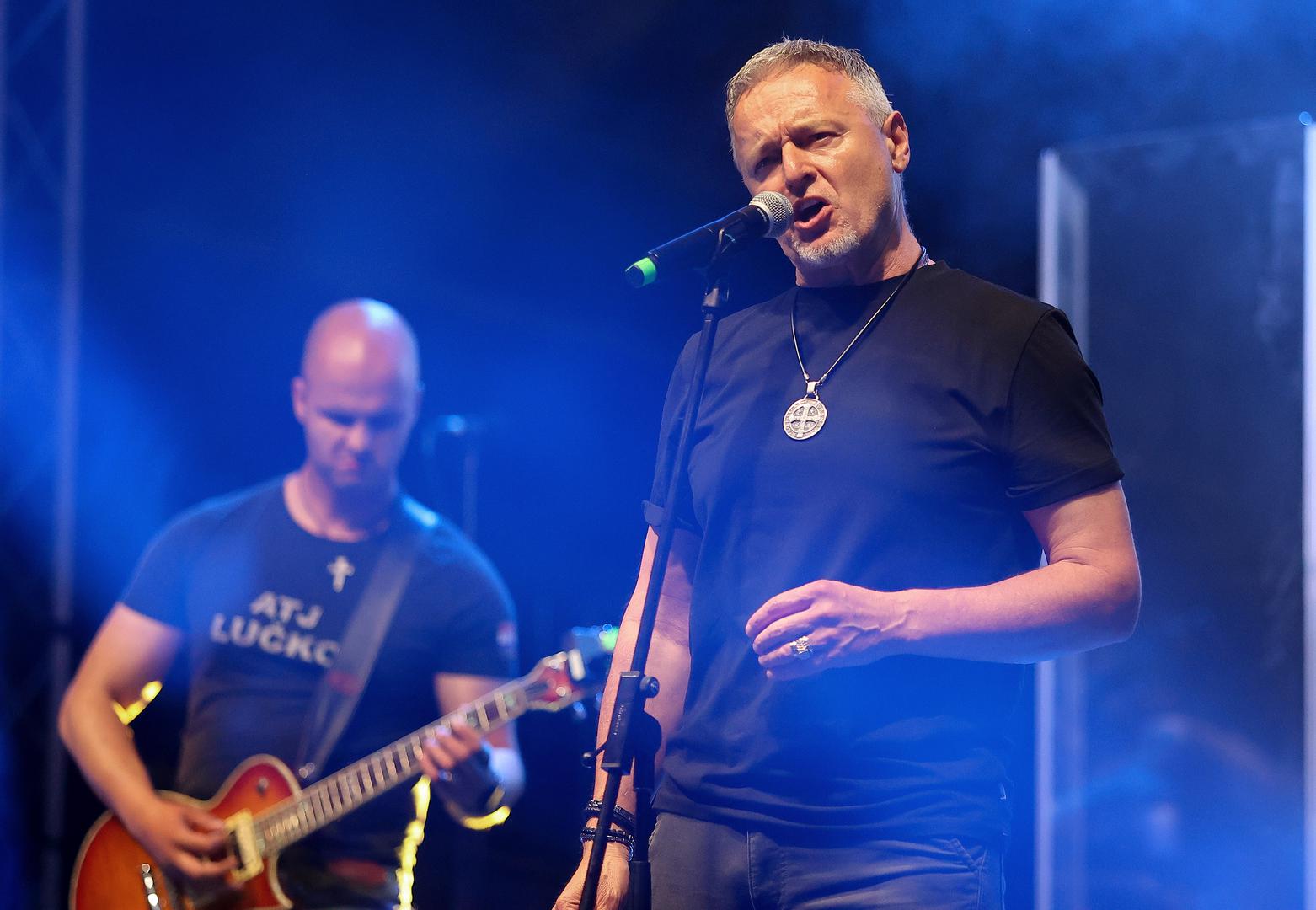 Na koncertu koji je organiziran kako bi se prikupila sredstva za izgradnju studentske kapelice nastupili su i Petar Dragojević, Ivana Kovač, fra Marin Karačić, sastavi VIS Mihovil, VIS Agnus, SKAC Bend, Papa Band, Zajednica Sv. Ivana od Križa