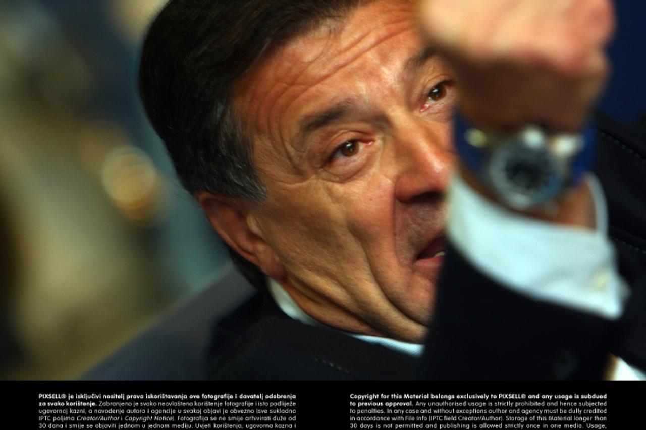 '04.01.2010., Zagreb - Zdravko Mamic se na pressici odrzanoj u Dinamovom Plavom salonu okomio na Ivana Sibera i njegovo gostovanje na RTL televiziji gdje je usporedjivao stanje u zemlji sa stanjem u h