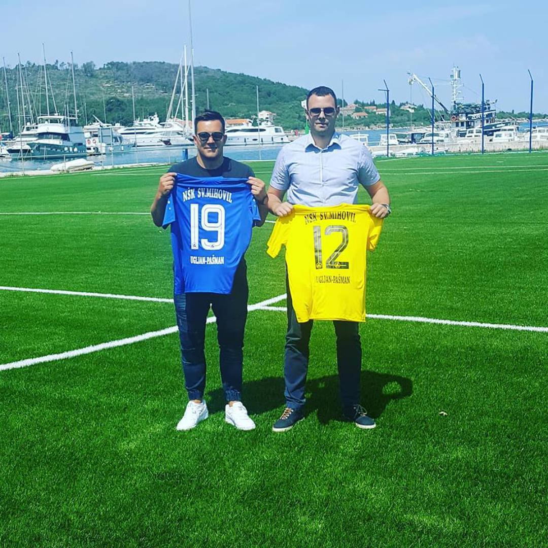 Klub je u mjestu Sutomišćica na istočnoj obali Ugljana, a predstavlja dva otoka – Ugljan i Pašman