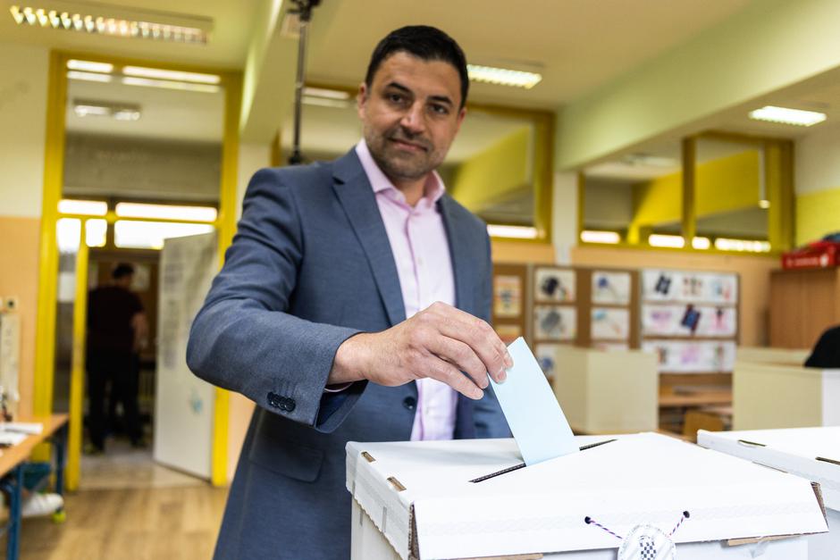 Zagreb: Davor Bernardić izašao na glasovanje