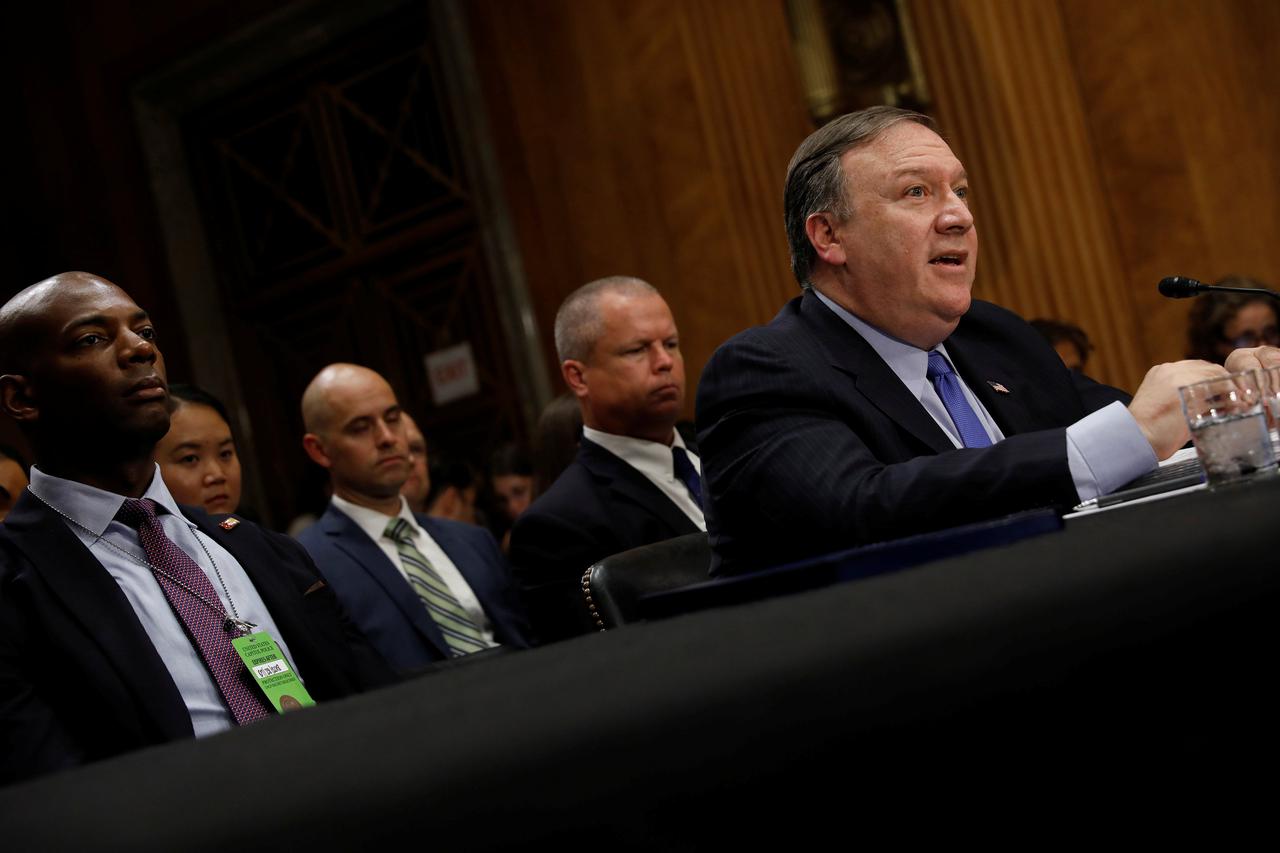 Mike Pompeo pred senatskim odborom