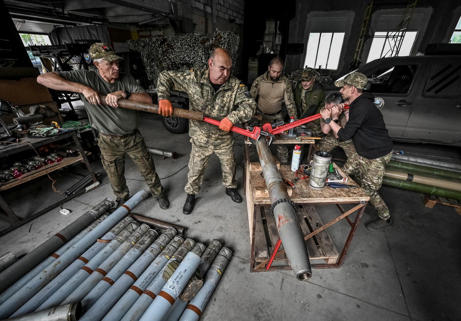 Members of the company tactical group "Steppe Wolves" of the Voluntary Formation of the Zaporizhzhia Territorial Community disassemble a shell for a BM-21 Grad multiple launch rocket system to convert it for use with a handmade small MLRS for firing toward Russian troops, amid Russia's attack on Ukraine, in Zaporizhzhia region, Ukraine April 26, 2024. REUTERS/Stringer Photo: Stringer/REUTERS