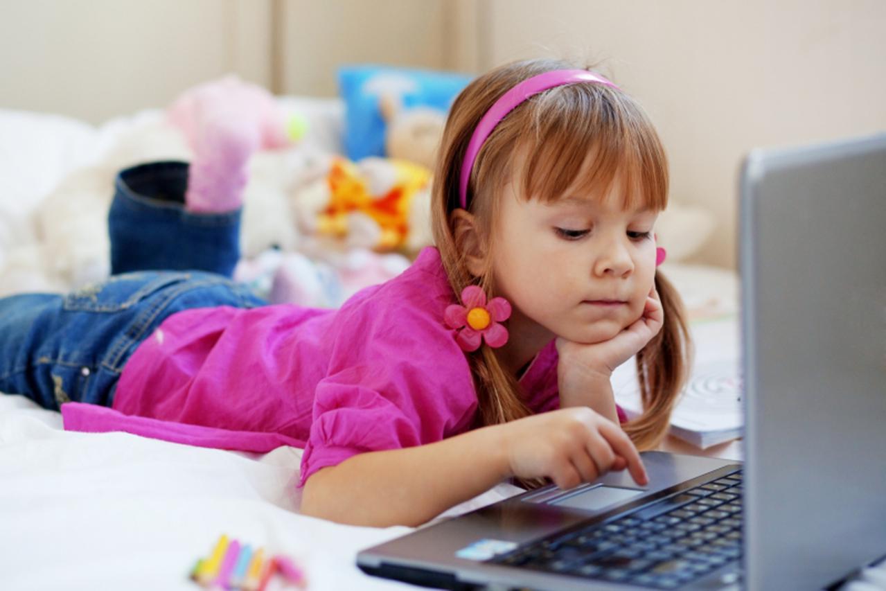 dijete laptop računalo