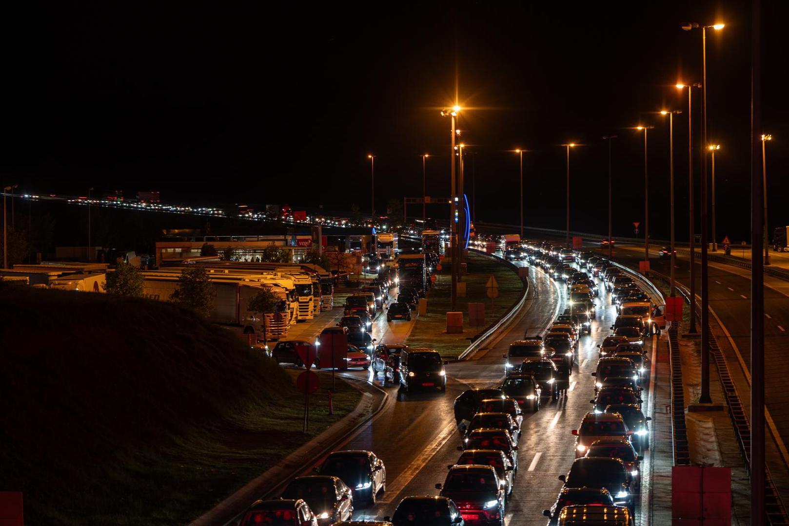 Naime, pred tunelom Brinje u smjeru Dubrovnika kolona je nešto iza 23 sata još uvijek bila duga oko 2 kilometra. 
