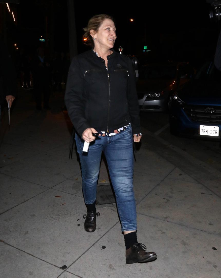 Serija "Obitelj Soprano" spada u vrh najuspješnijih serija po gledanosti i financijskom uspjehu i zahvaljujući ovoj priči o mafijaškoj obitelji upoznali smo i glumicu Edie Falco koja u seriji glumi Carmelu Sopranu, suprugu mafijaškog šefa Tonyja Soprana.