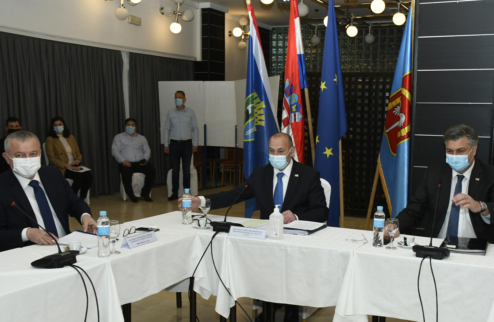 19.04.2021.,Topusko - Predsjednik Vlade Andrej Plenkovic sudjelovao je  na sastanku Stozera civilne zastite Republike Hrvatske u dijelu koji se odnosi na otklanjanje posljedica katastrofe uzrokovane potresom na podrucju Sisacko-moslavacke, Zagrebacke i Karlovacke zupanijePhoto: Nikola Cutuk/PIXSELL