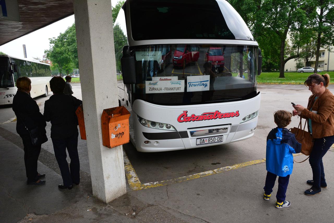 11.05.2016., Slavonski Brod - S prvog perona autobusnog kolodvora svakoga dana u 13 sati odlaze puni autobusi ocajnih Slavonaca, Brodjana, koji u svom rodnom gradu i vlastitoj domovini nemaju buducnost jer ne mogu pronaci zaposlenje. Ostvarenje snova, sre