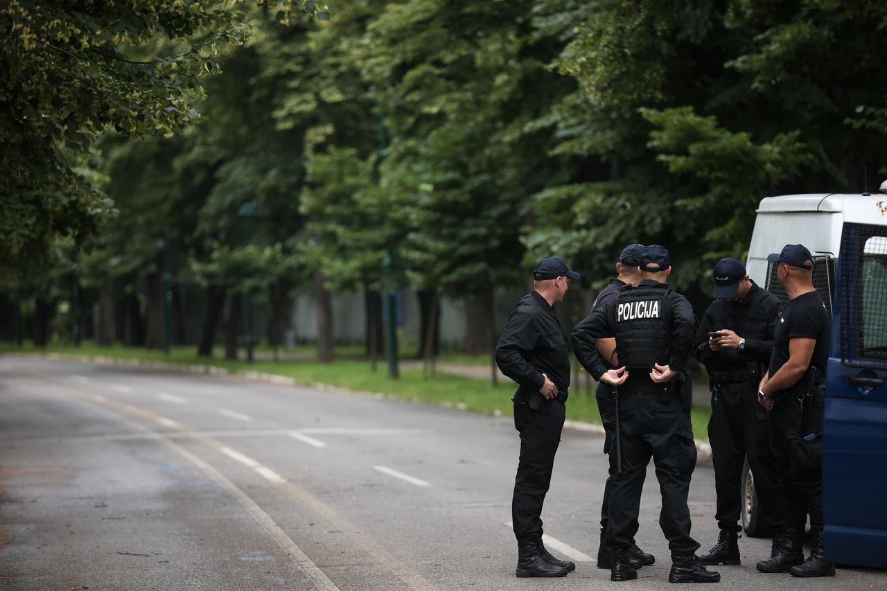 Sarajevo: Veliki broj policijskih službenika osigurava mjesto okupljanja sudionika Povorke ponosa