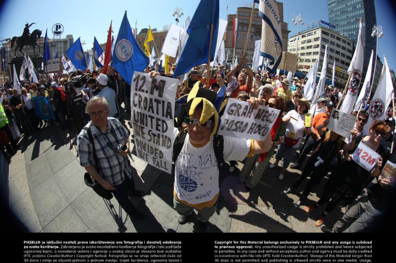 '01.05.2012. Zagreb - Prosvjed cetri sindikalne sredisnjice povodom 1. svibnja na Trgu bana Jelacica. Nakon prosvjeda na Trgu bana Jelacica celnici sindikata Kresimir Sever, Ozren Matijasevic ,Novosel