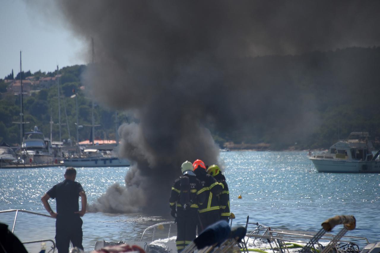 U požaru u Medulinu izgorjelo pet brodova