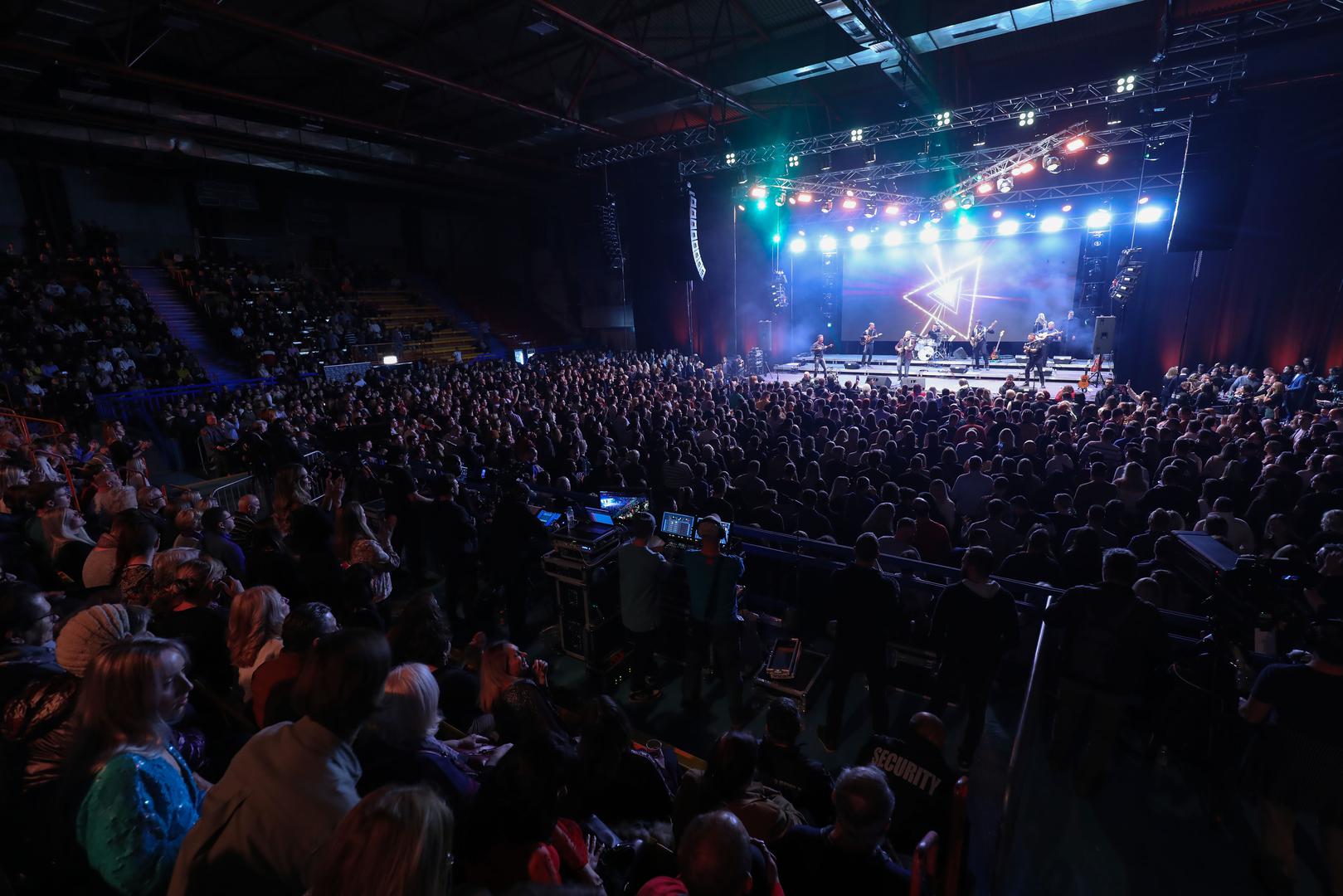 Vrlo brzo su postali omiljeni zahvaljujući hitovima kao što su "Ostarit ću ja, ostarit ćeš ti", "Ja pijem da zaboravim", "Još i danas zamiriši trešnja" i "Zbog tebe sam to što jesam".