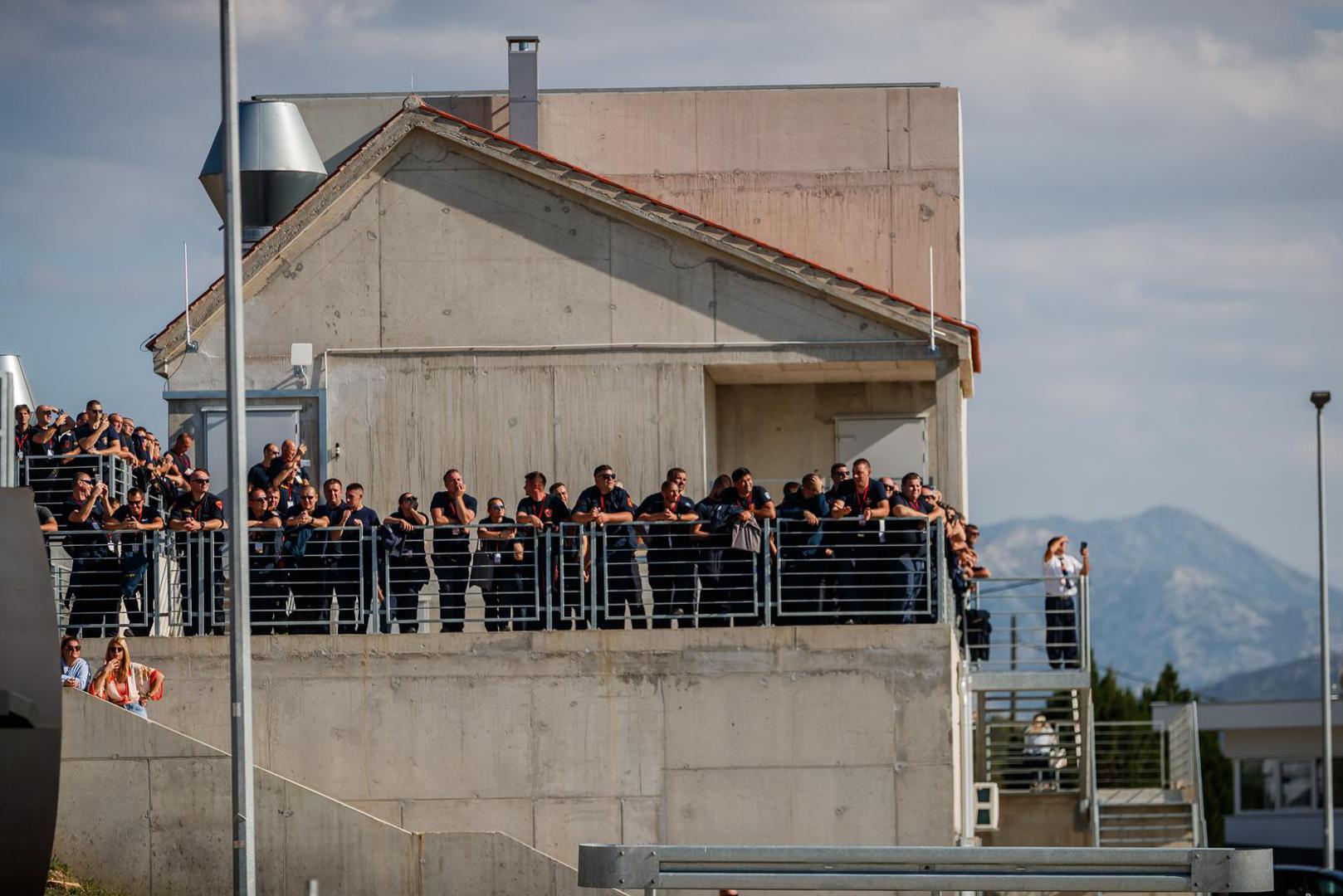 Nazočni su s posebnom pozornošću pratili dio vježbe u kojem je helikopterom evakuirana skupina vatrogasaca koja je ostala zatočena na nepristupačnom terenu.