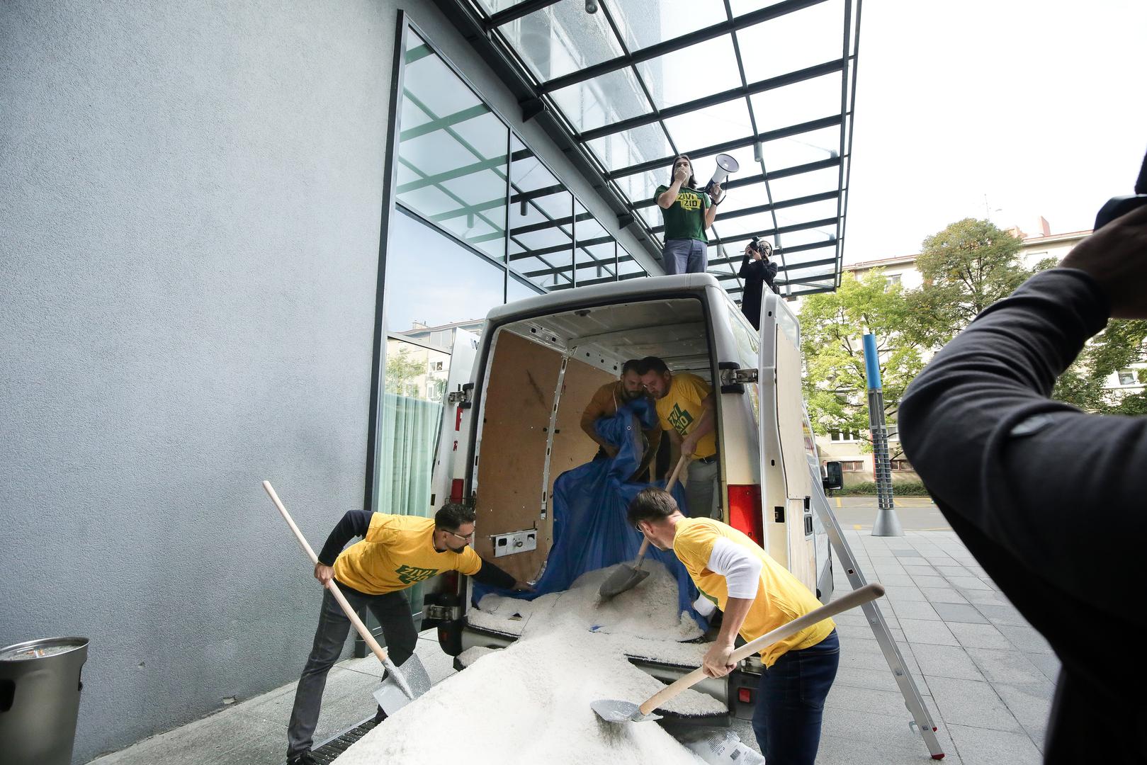 02.10.2020., Zagreb - Europarlamentarni zastupnik Ivan Vilibor Sincic ispred Ministarstva gospodarstva i odrzivog razvoja na Radnickoj cesti zajedno s clanovima Zivog zida istovario vise od 300 kg soli. Photo: Emica Elvedji/PIXSELL